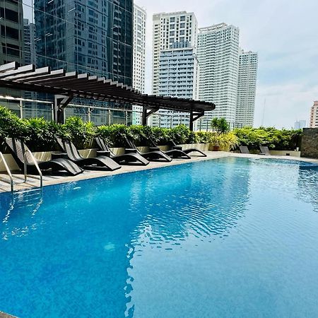 One Bedroom With Balcony By Christine Suites Ph In Greenbelt Radisson Makati City Buitenkant foto