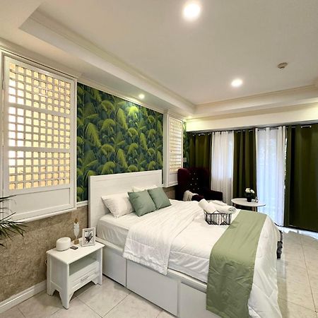 One Bedroom With Balcony By Christine Suites Ph In Greenbelt Radisson Makati City Buitenkant foto