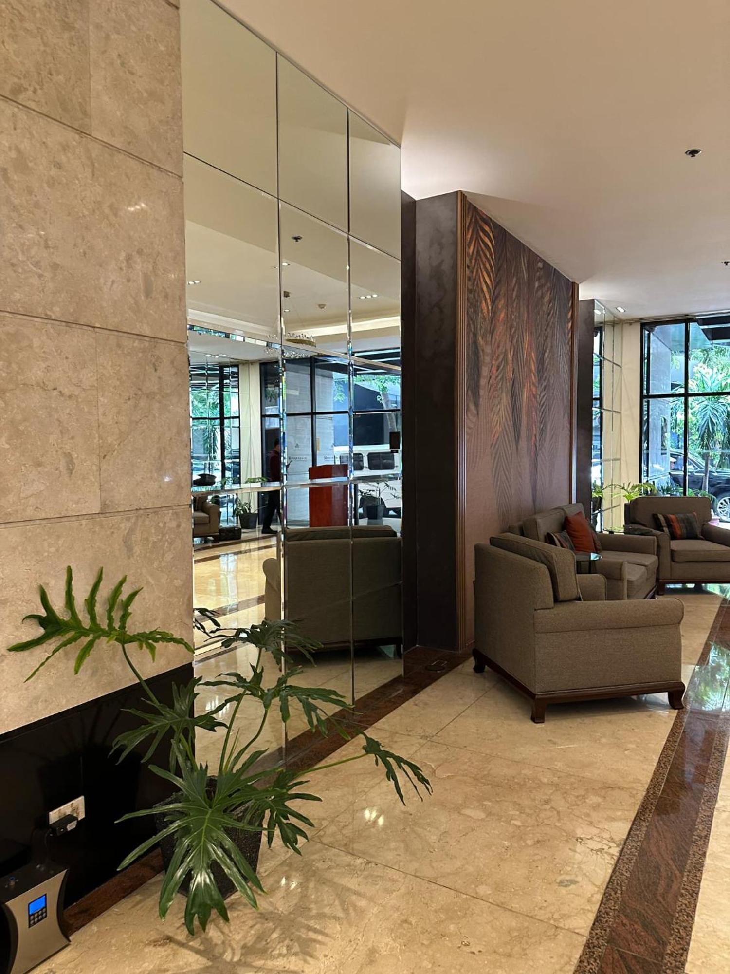 One Bedroom With Balcony By Christine Suites Ph In Greenbelt Radisson Makati City Buitenkant foto
