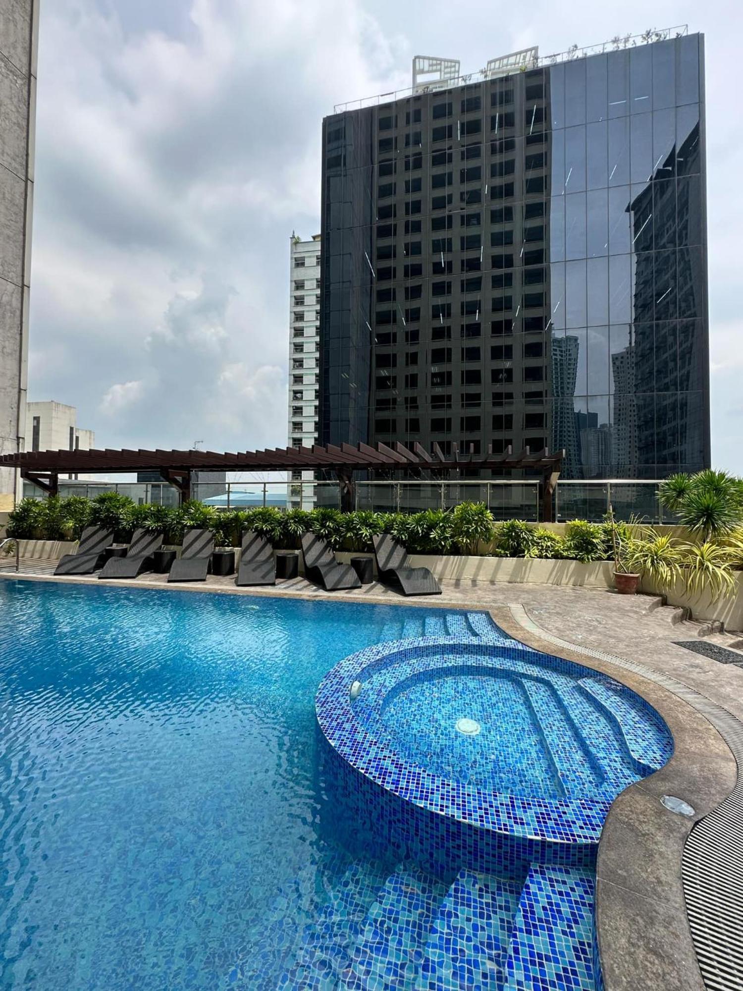 One Bedroom With Balcony By Christine Suites Ph In Greenbelt Radisson Makati City Buitenkant foto