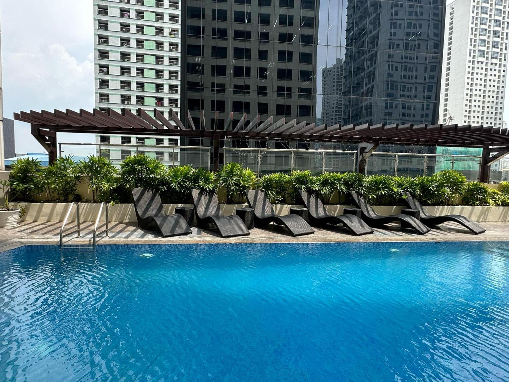 One Bedroom With Balcony By Christine Suites Ph In Greenbelt Radisson Makati City Buitenkant foto