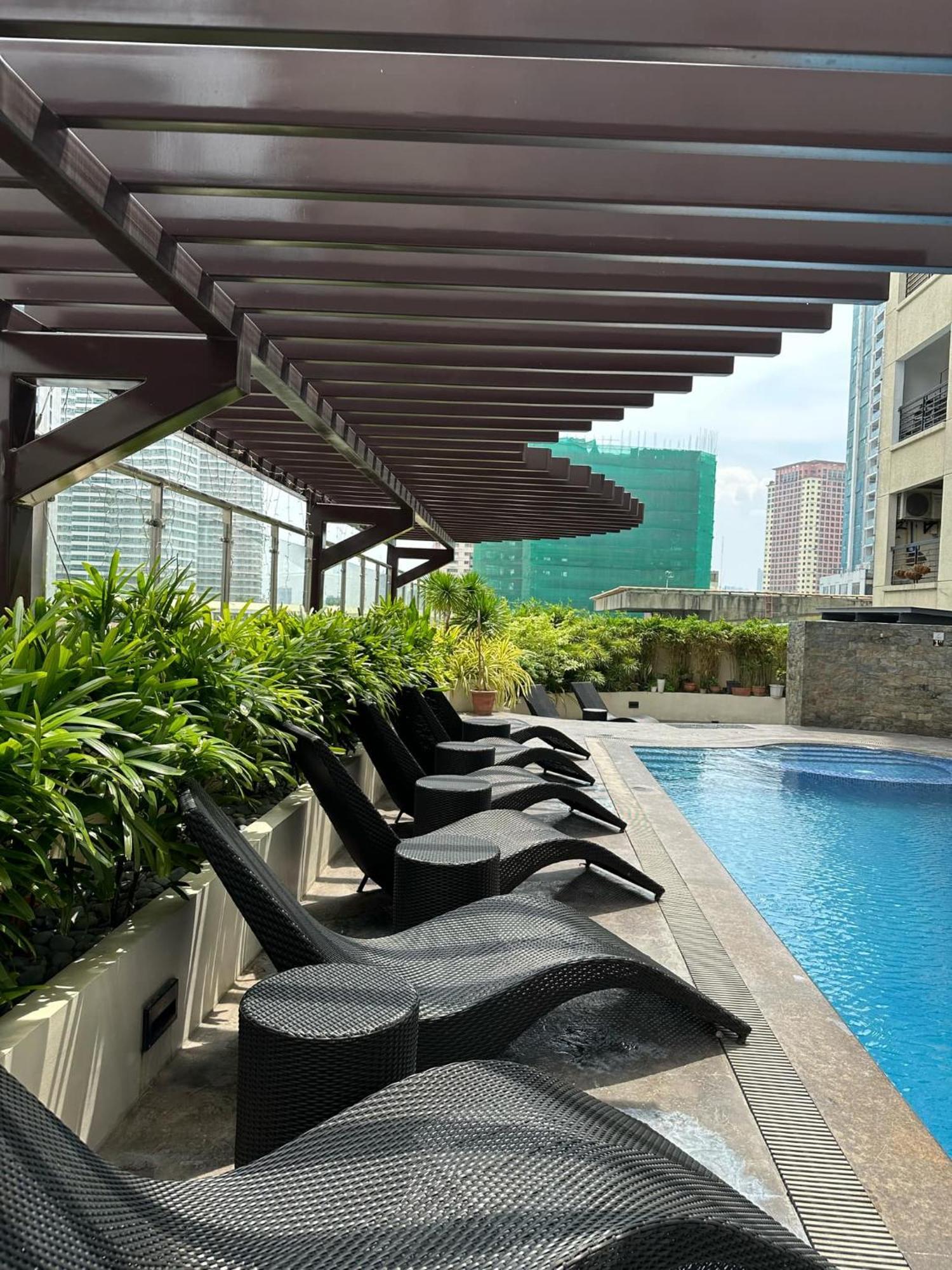 One Bedroom With Balcony By Christine Suites Ph In Greenbelt Radisson Makati City Buitenkant foto