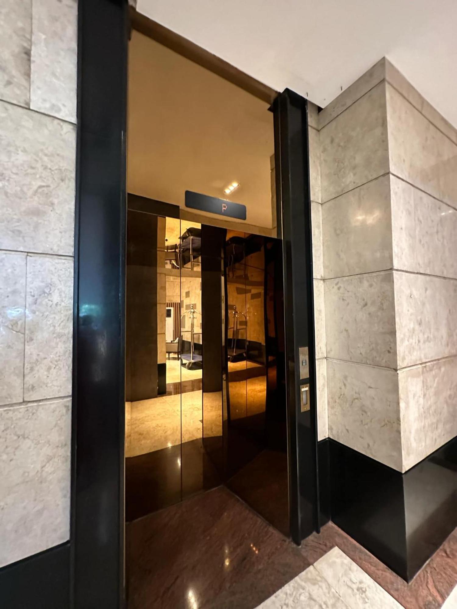 One Bedroom With Balcony By Christine Suites Ph In Greenbelt Radisson Makati City Buitenkant foto