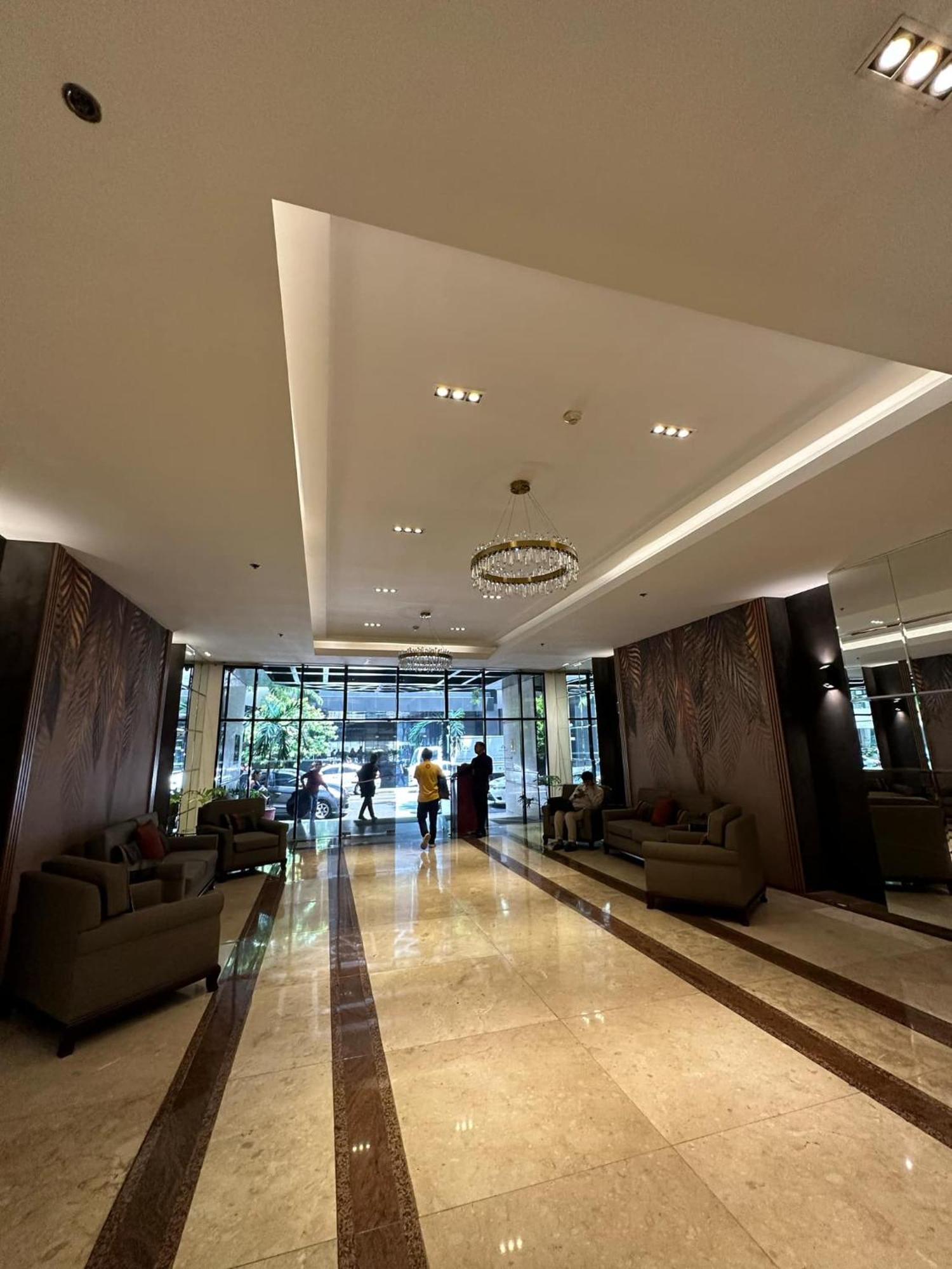 One Bedroom With Balcony By Christine Suites Ph In Greenbelt Radisson Makati City Buitenkant foto