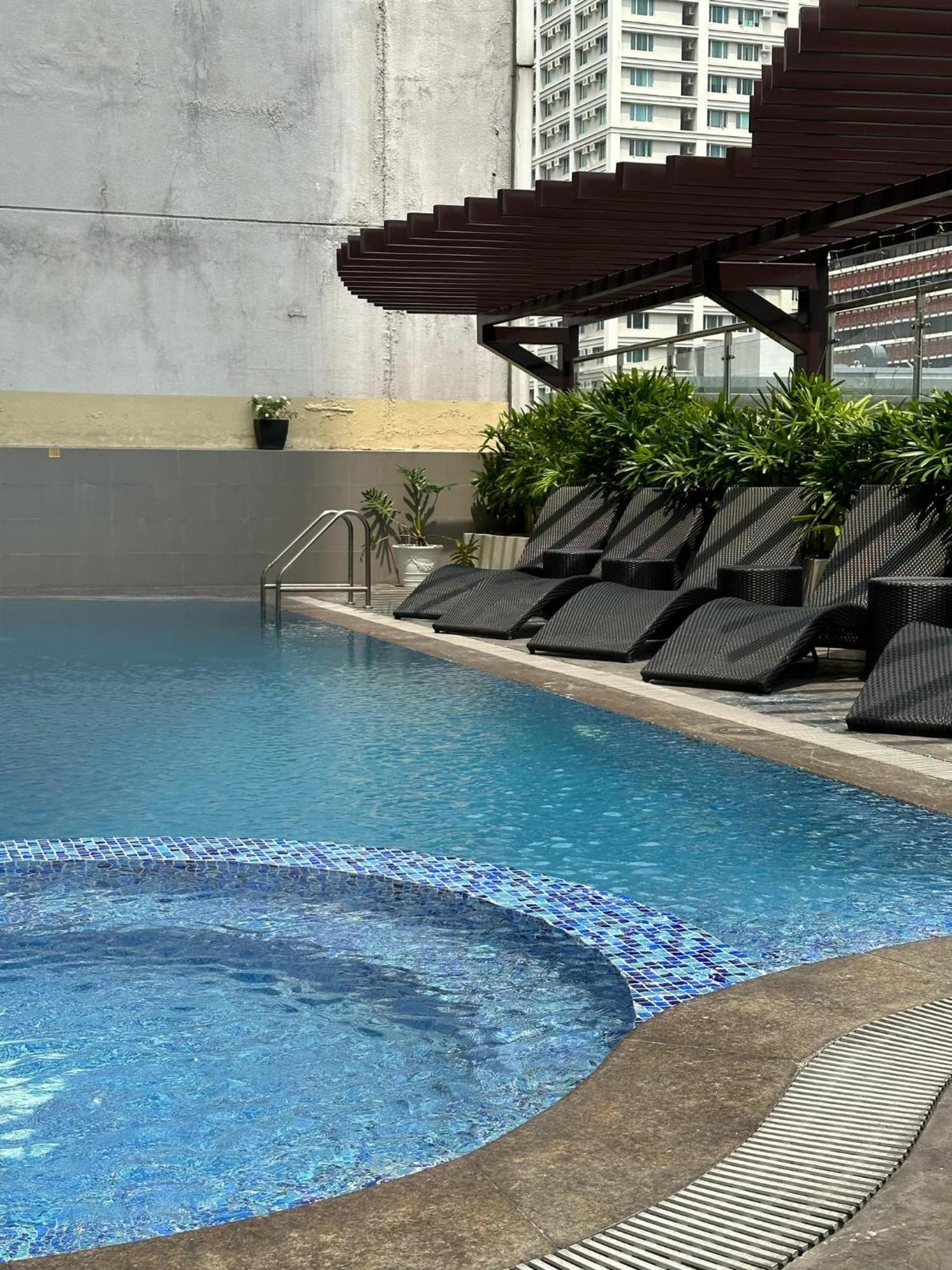 One Bedroom With Balcony By Christine Suites Ph In Greenbelt Radisson Makati City Buitenkant foto