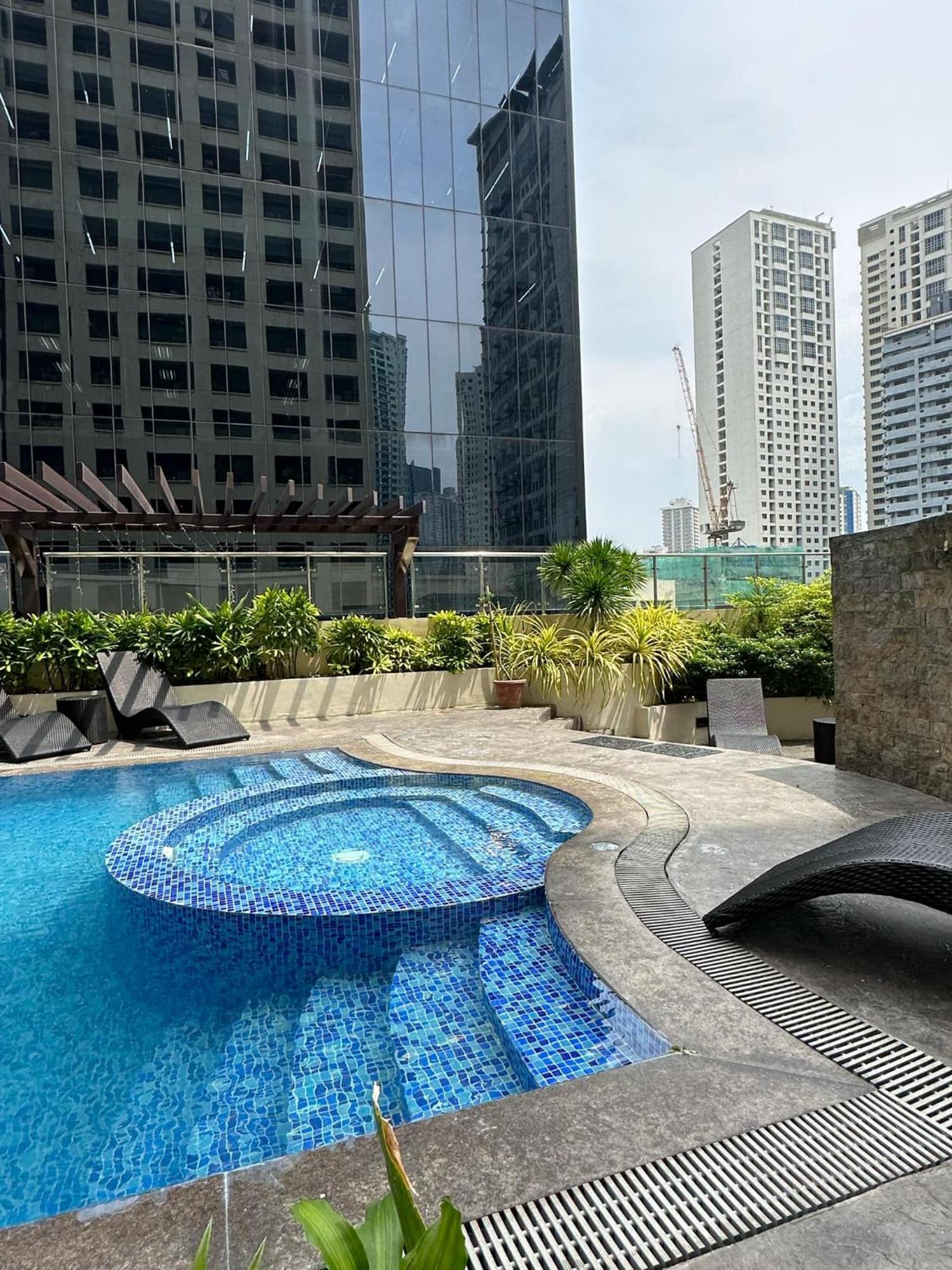 One Bedroom With Balcony By Christine Suites Ph In Greenbelt Radisson Makati City Buitenkant foto