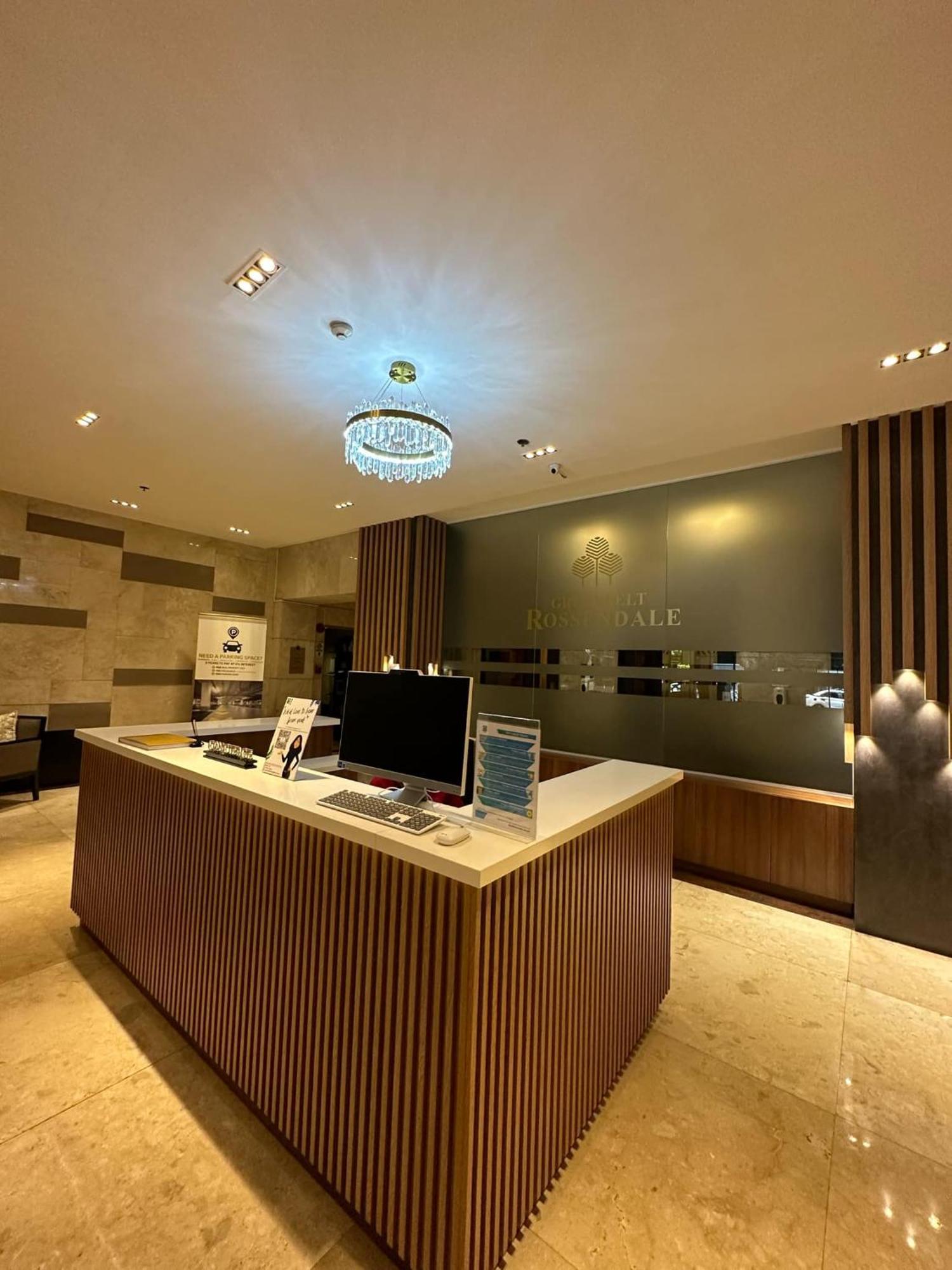 One Bedroom With Balcony By Christine Suites Ph In Greenbelt Radisson Makati City Buitenkant foto