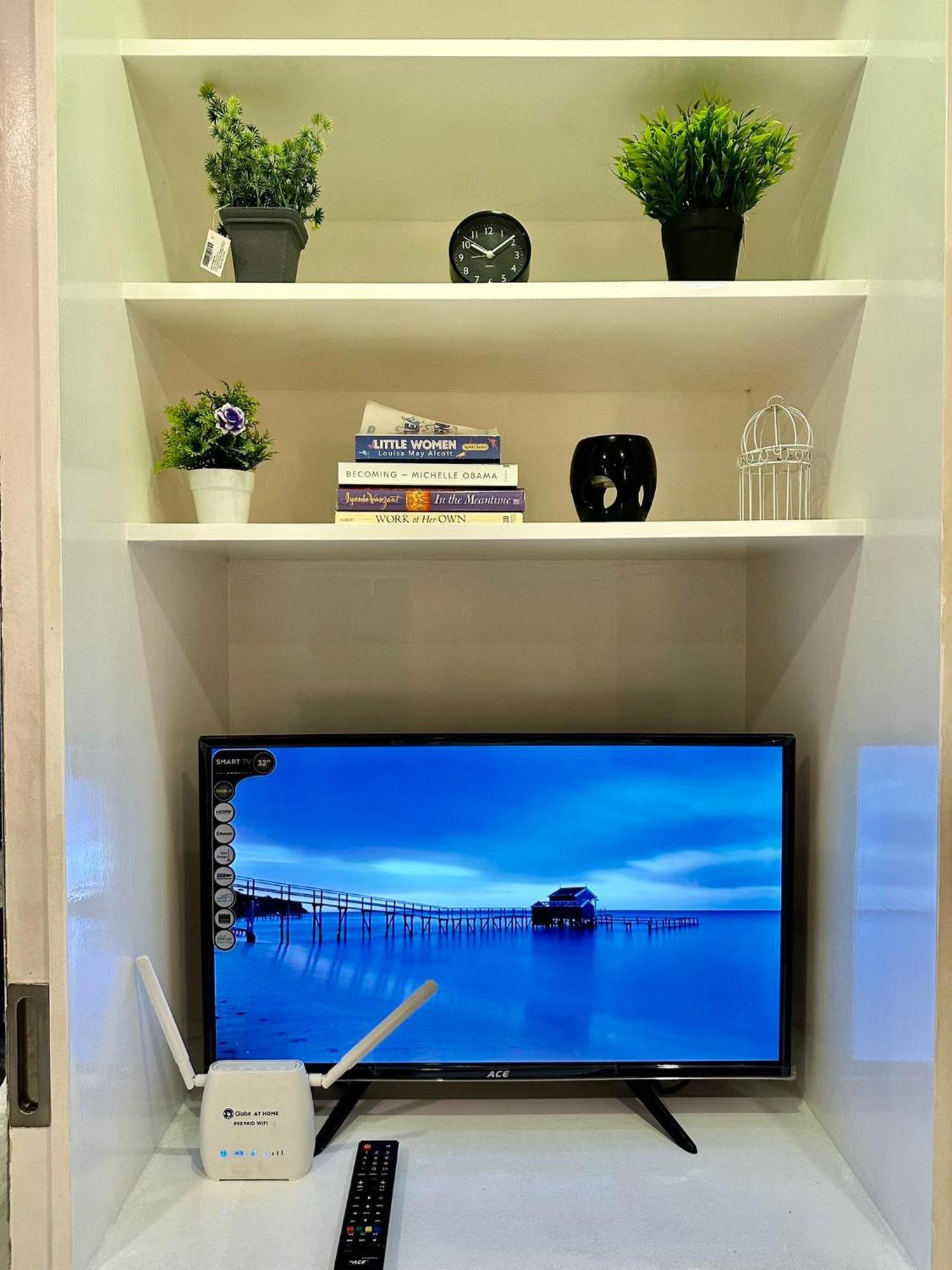 One Bedroom With Balcony By Christine Suites Ph In Greenbelt Radisson Makati City Buitenkant foto