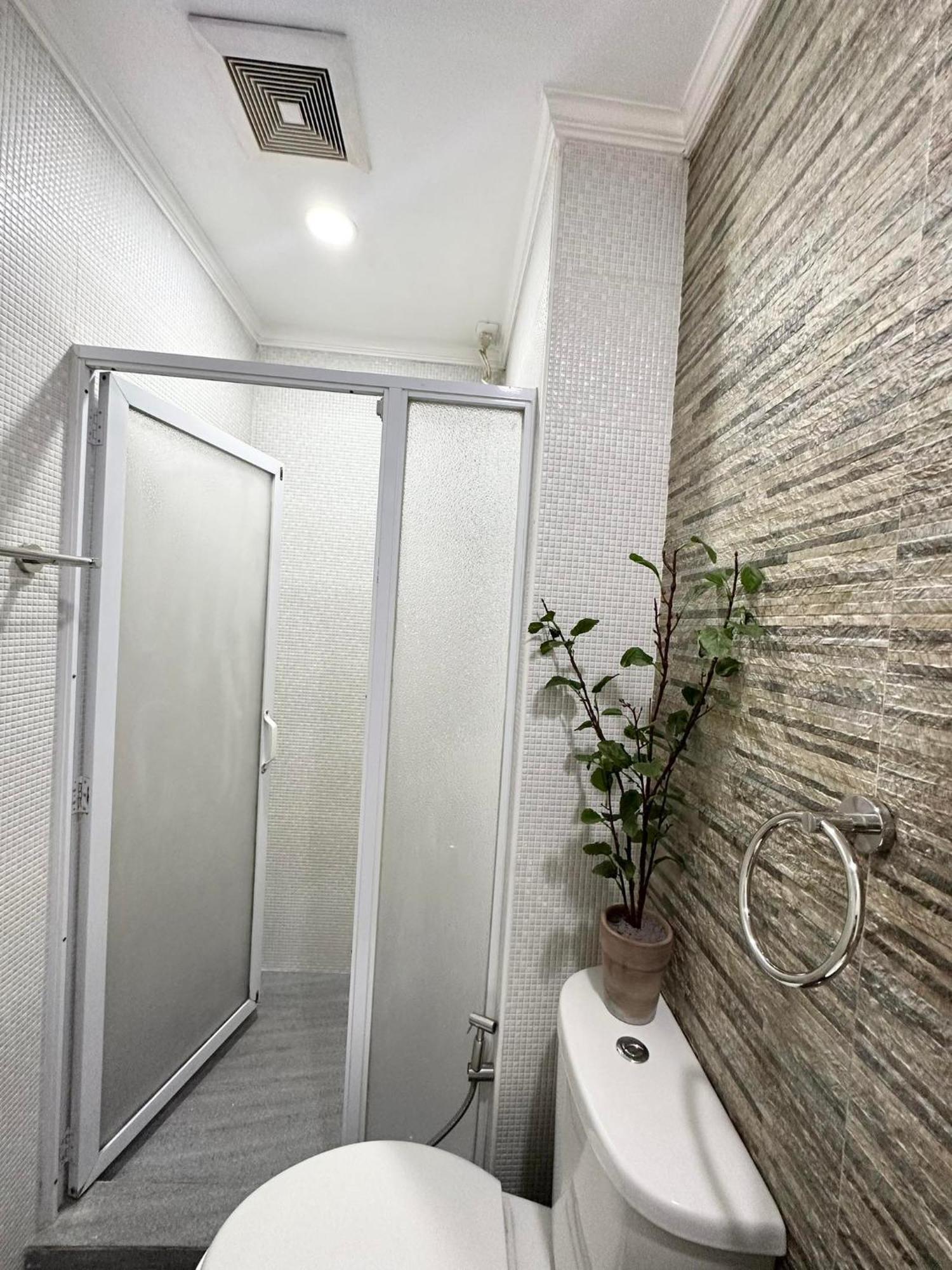 One Bedroom With Balcony By Christine Suites Ph In Greenbelt Radisson Makati City Buitenkant foto