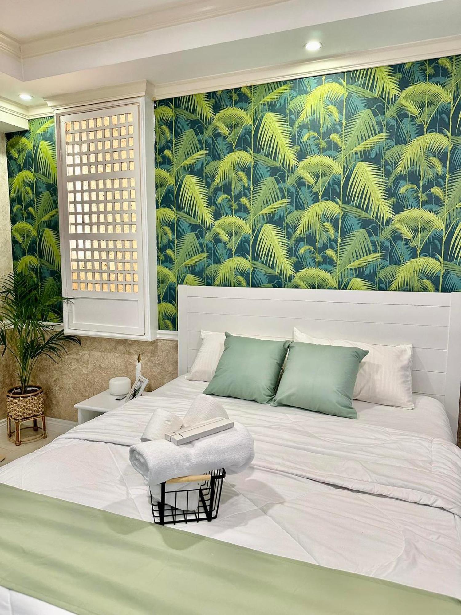 One Bedroom With Balcony By Christine Suites Ph In Greenbelt Radisson Makati City Buitenkant foto