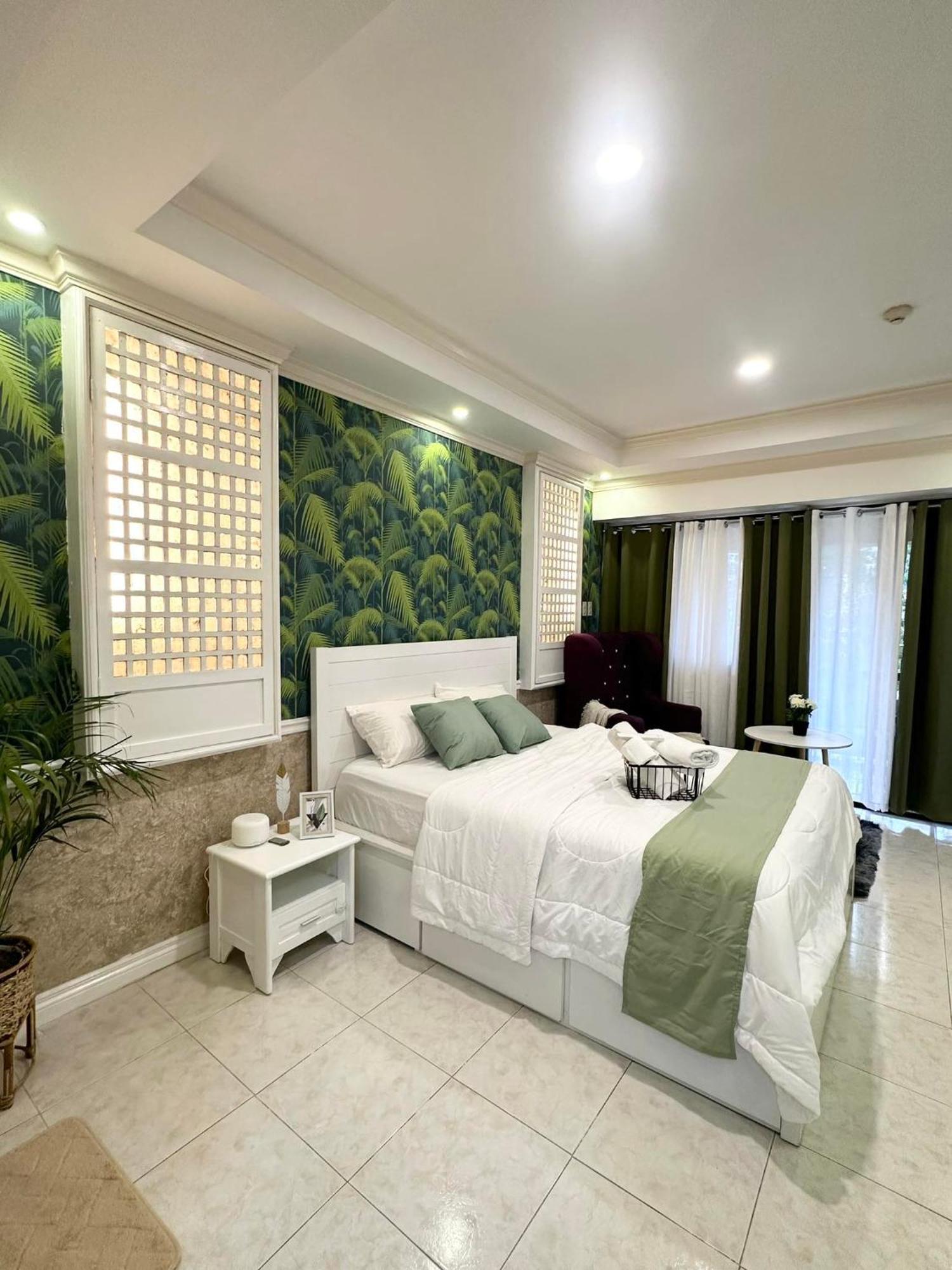 One Bedroom With Balcony By Christine Suites Ph In Greenbelt Radisson Makati City Buitenkant foto