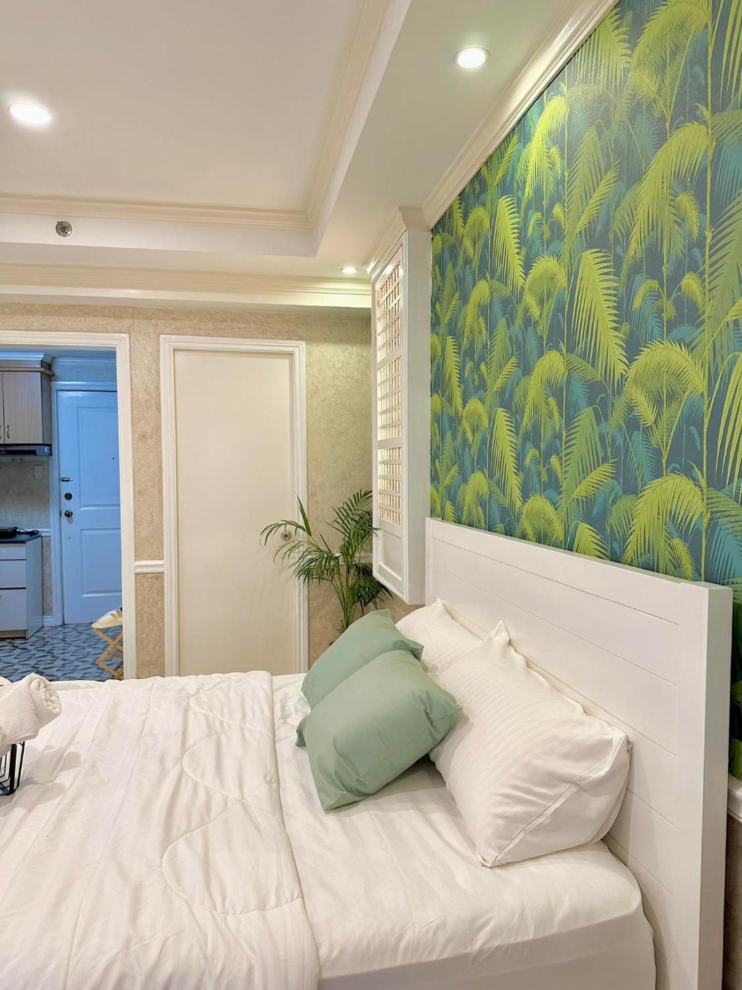 One Bedroom With Balcony By Christine Suites Ph In Greenbelt Radisson Makati City Buitenkant foto