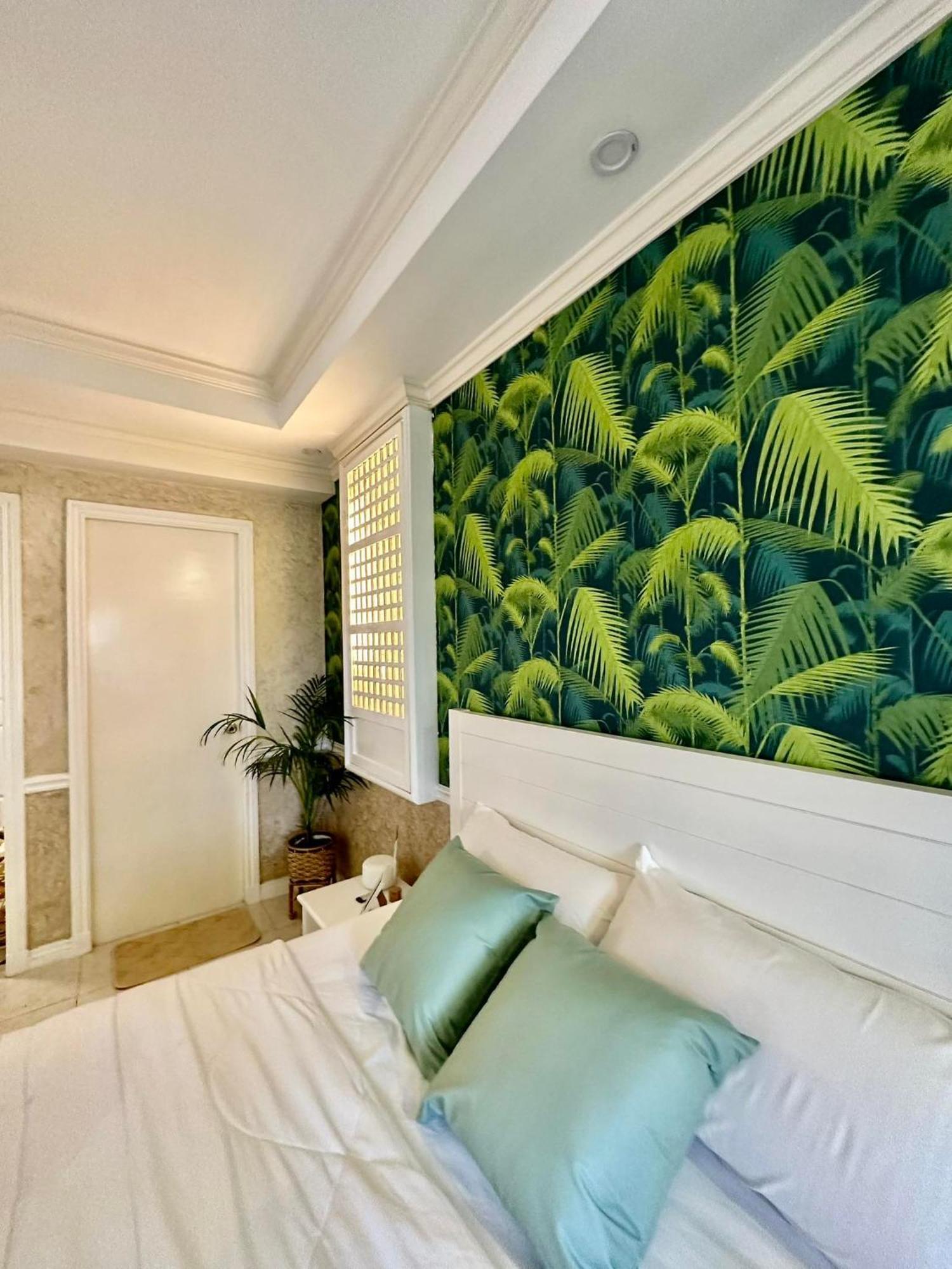 One Bedroom With Balcony By Christine Suites Ph In Greenbelt Radisson Makati City Buitenkant foto