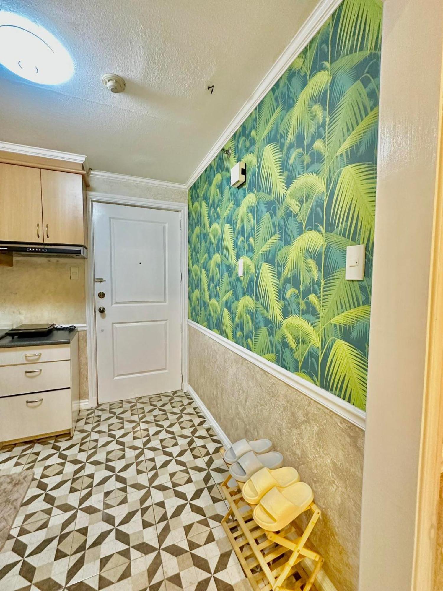 One Bedroom With Balcony By Christine Suites Ph In Greenbelt Radisson Makati City Buitenkant foto