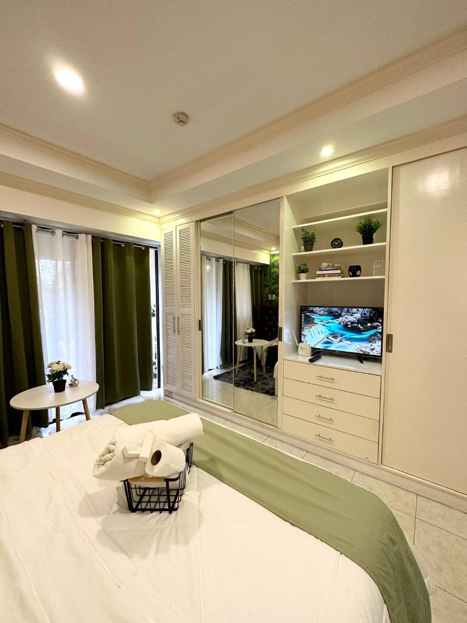 One Bedroom With Balcony By Christine Suites Ph In Greenbelt Radisson Makati City Buitenkant foto