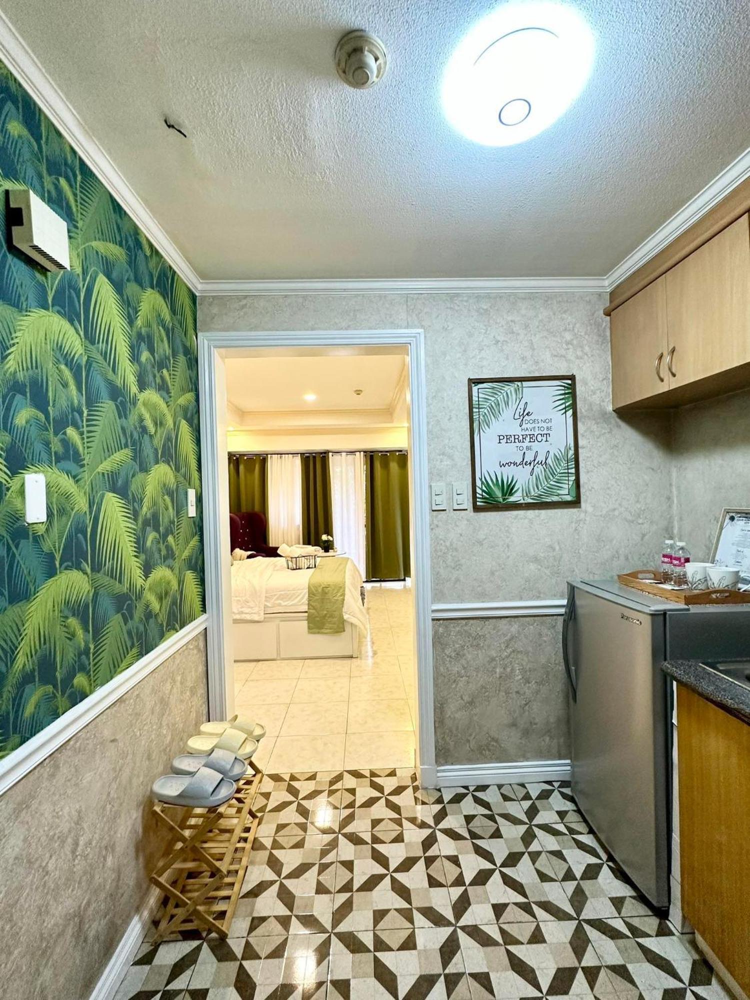 One Bedroom With Balcony By Christine Suites Ph In Greenbelt Radisson Makati City Buitenkant foto