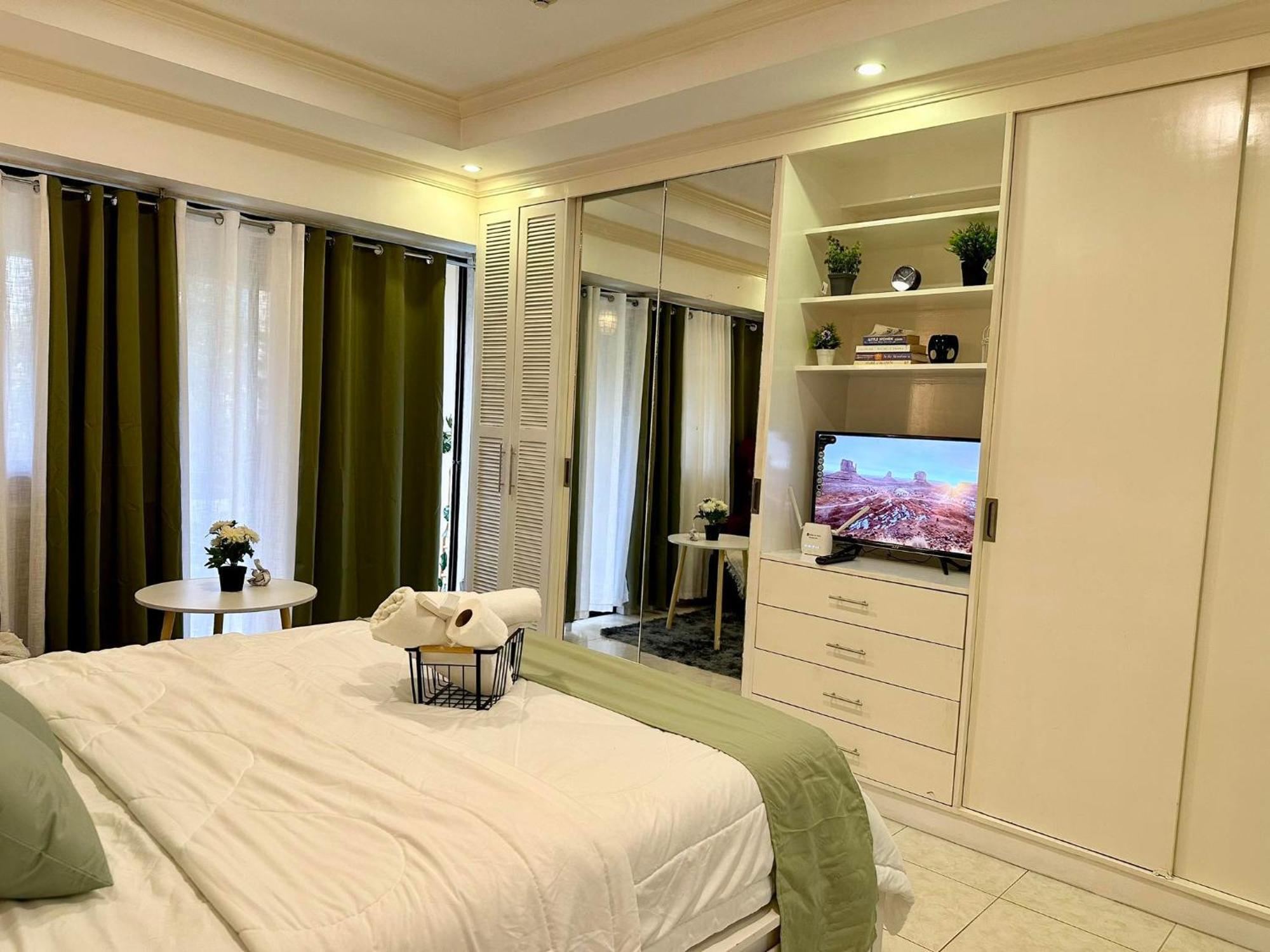 One Bedroom With Balcony By Christine Suites Ph In Greenbelt Radisson Makati City Buitenkant foto