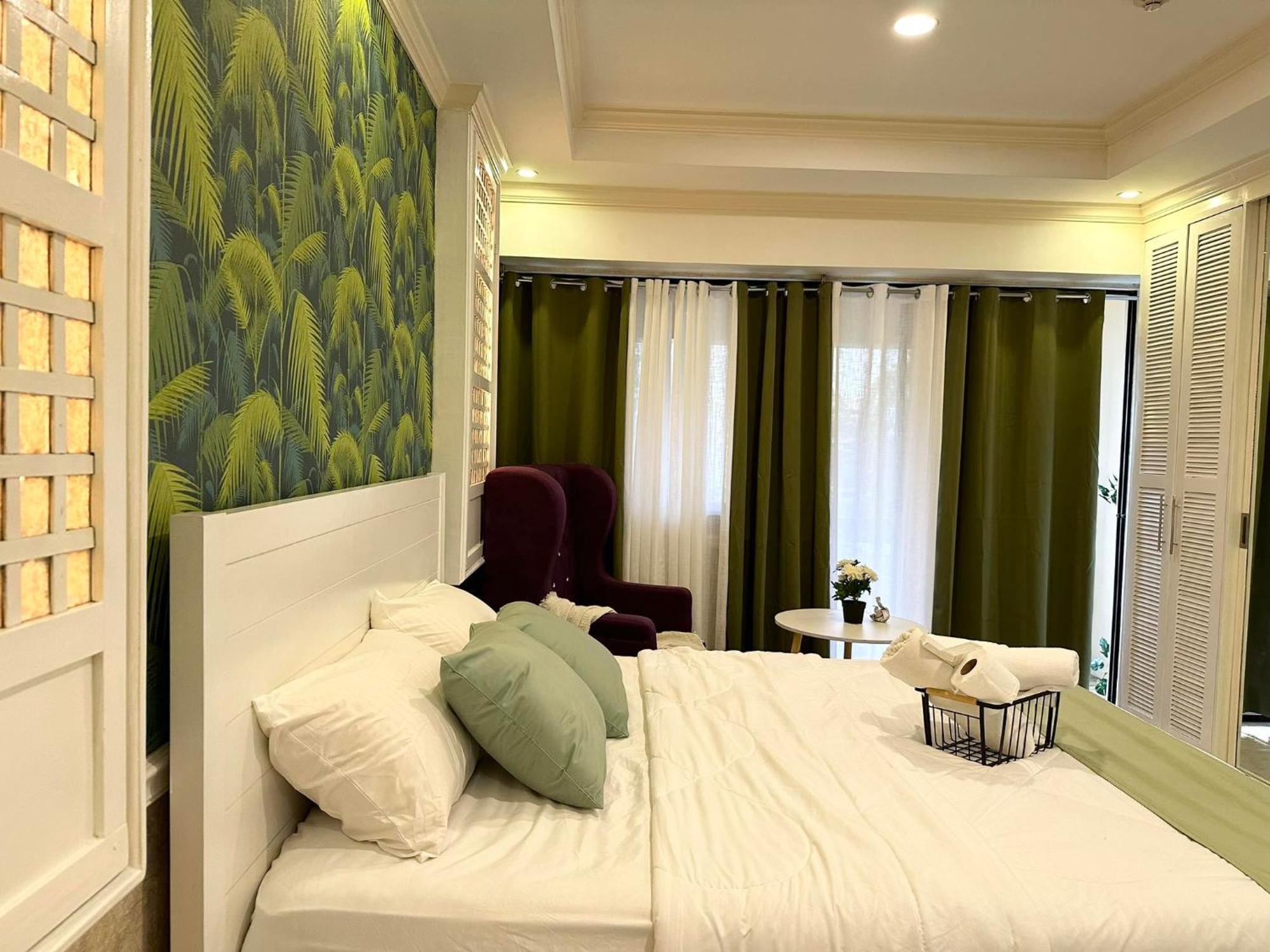 One Bedroom With Balcony By Christine Suites Ph In Greenbelt Radisson Makati City Buitenkant foto