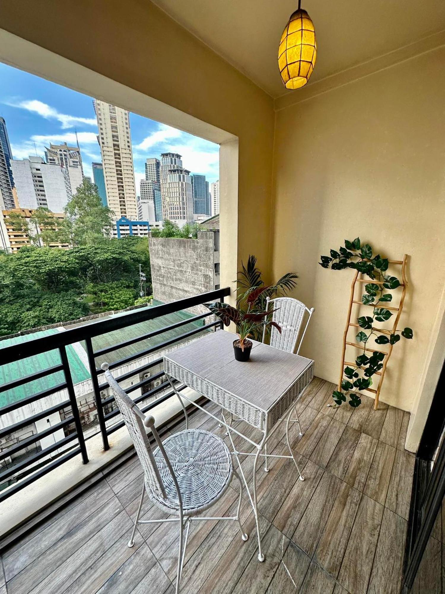 One Bedroom With Balcony By Christine Suites Ph In Greenbelt Radisson Makati City Buitenkant foto