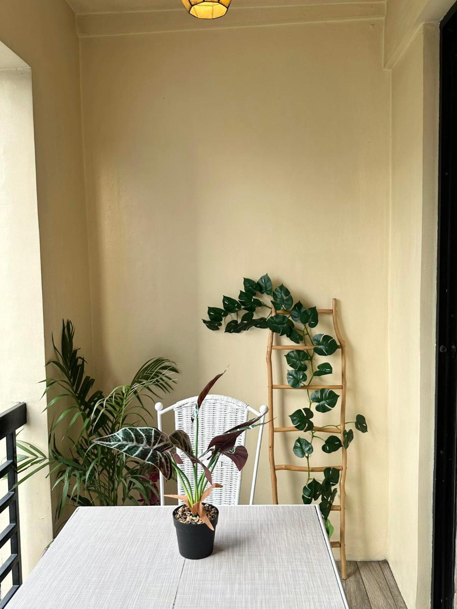 One Bedroom With Balcony By Christine Suites Ph In Greenbelt Radisson Makati City Buitenkant foto