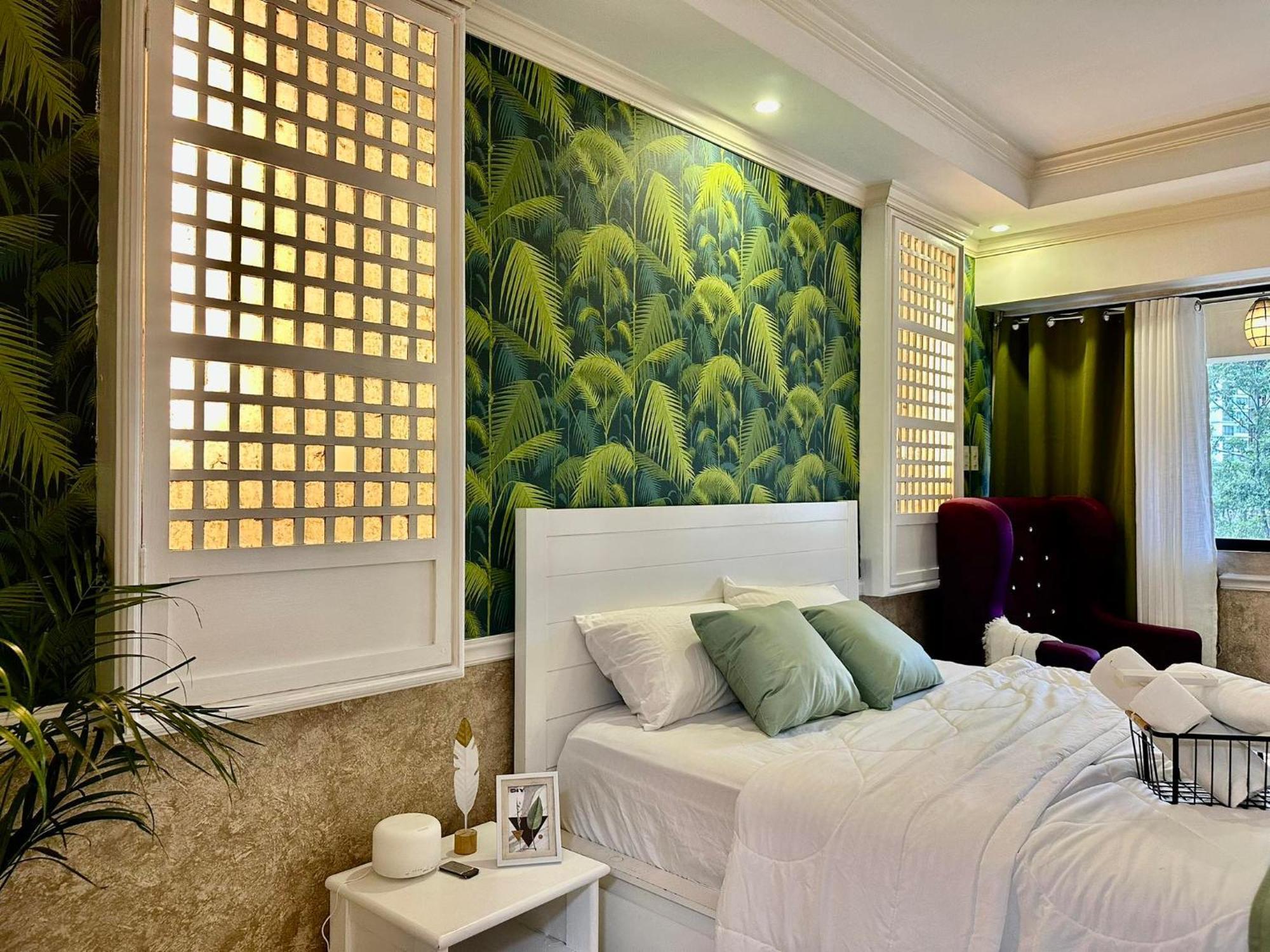 One Bedroom With Balcony By Christine Suites Ph In Greenbelt Radisson Makati City Buitenkant foto