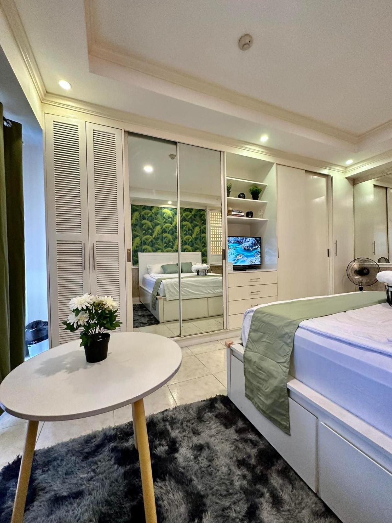One Bedroom With Balcony By Christine Suites Ph In Greenbelt Radisson Makati City Buitenkant foto