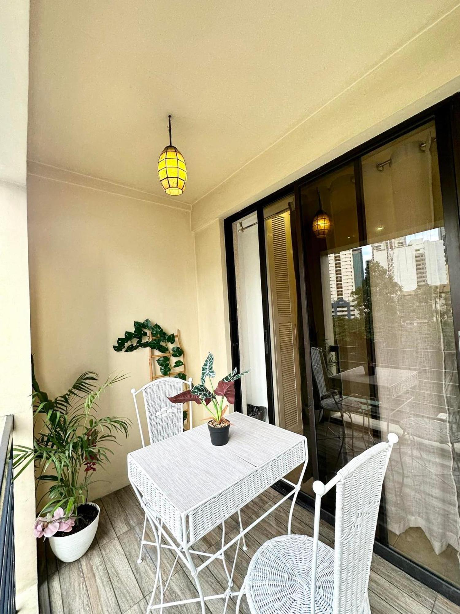 One Bedroom With Balcony By Christine Suites Ph In Greenbelt Radisson Makati City Buitenkant foto