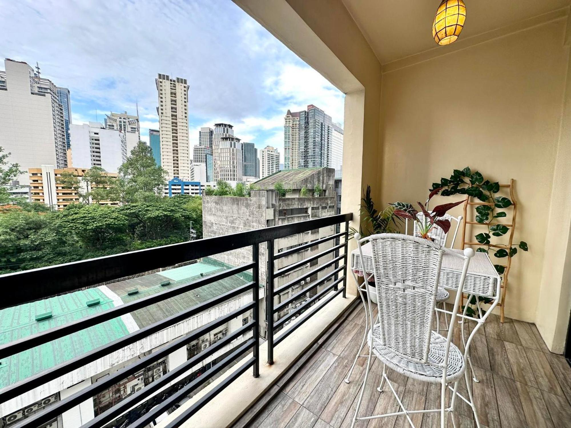 One Bedroom With Balcony By Christine Suites Ph In Greenbelt Radisson Makati City Buitenkant foto