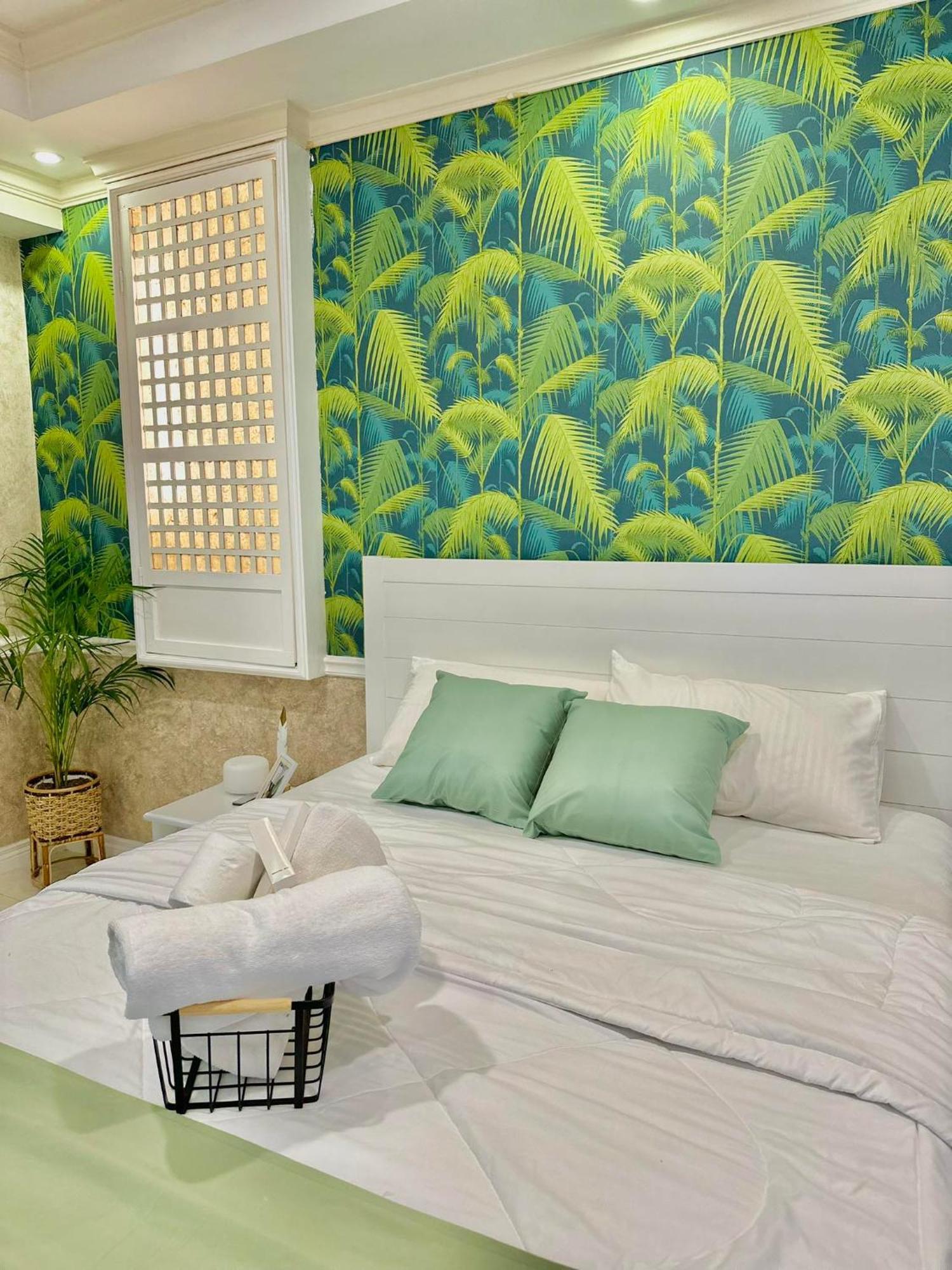 One Bedroom With Balcony By Christine Suites Ph In Greenbelt Radisson Makati City Buitenkant foto