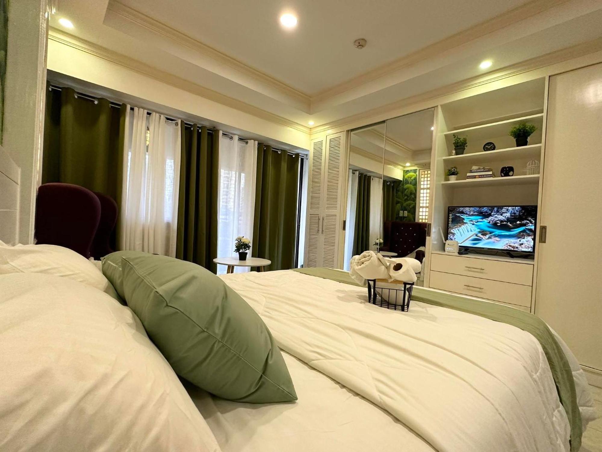 One Bedroom With Balcony By Christine Suites Ph In Greenbelt Radisson Makati City Buitenkant foto
