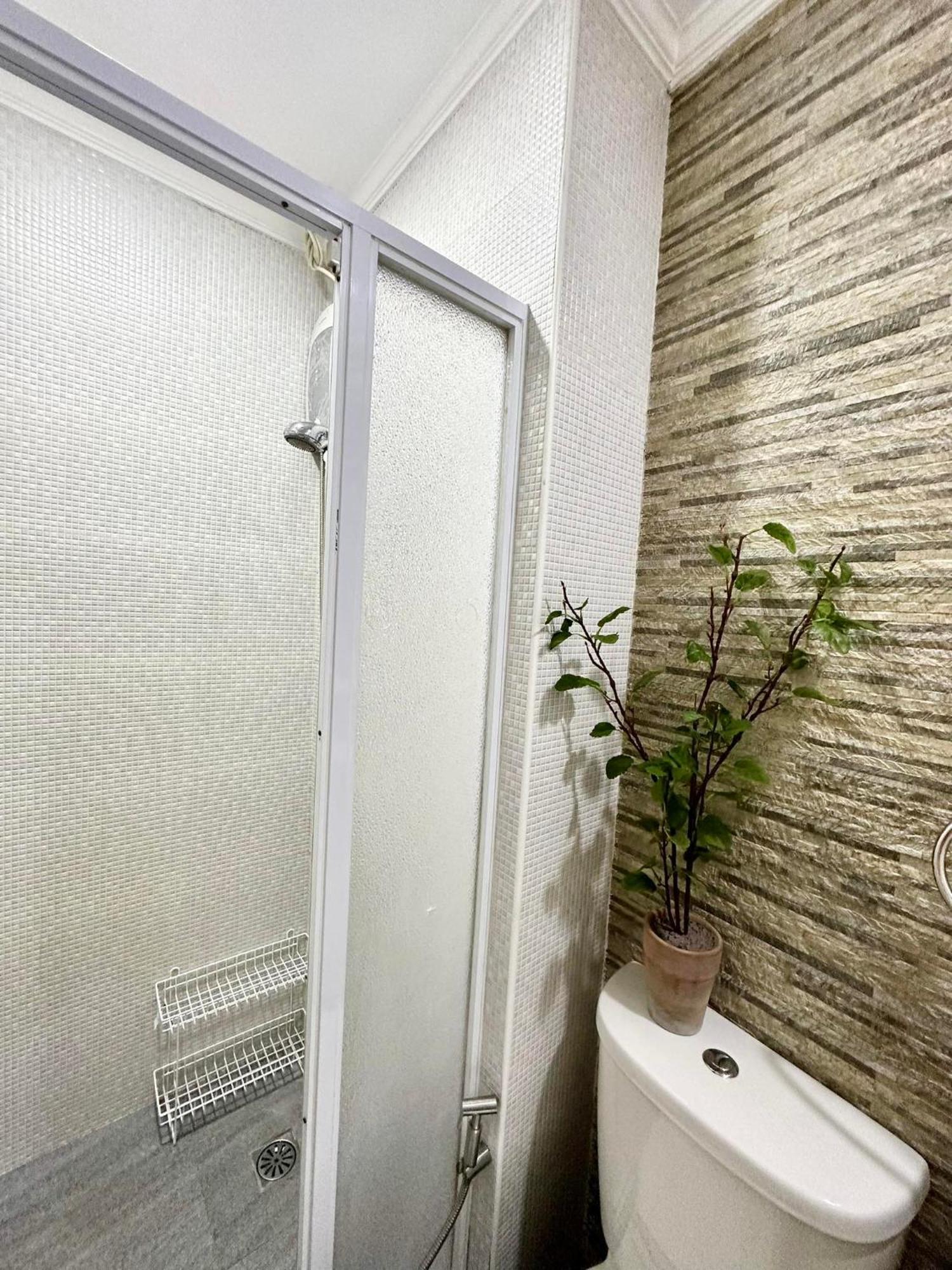 One Bedroom With Balcony By Christine Suites Ph In Greenbelt Radisson Makati City Buitenkant foto