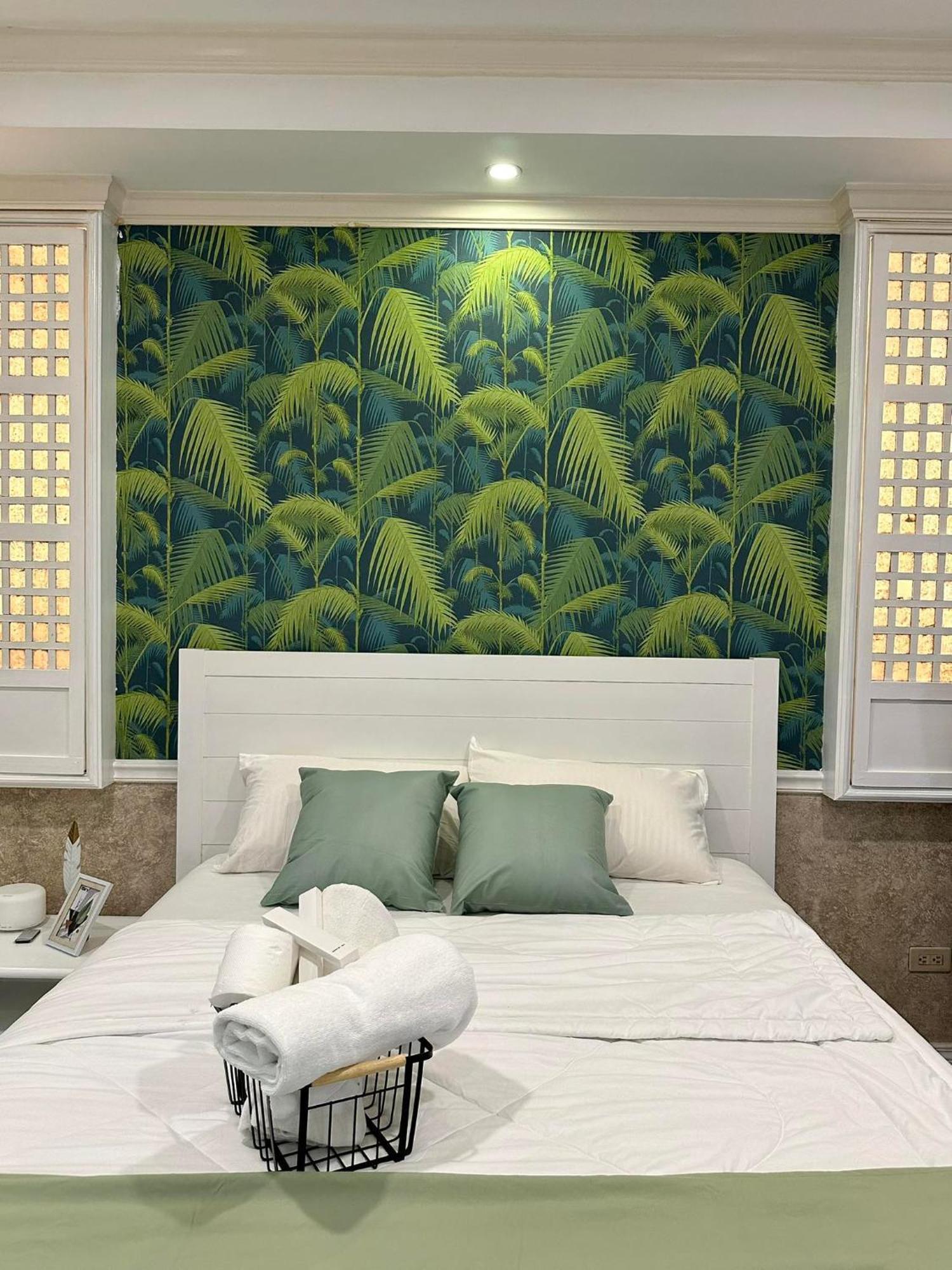 One Bedroom With Balcony By Christine Suites Ph In Greenbelt Radisson Makati City Buitenkant foto