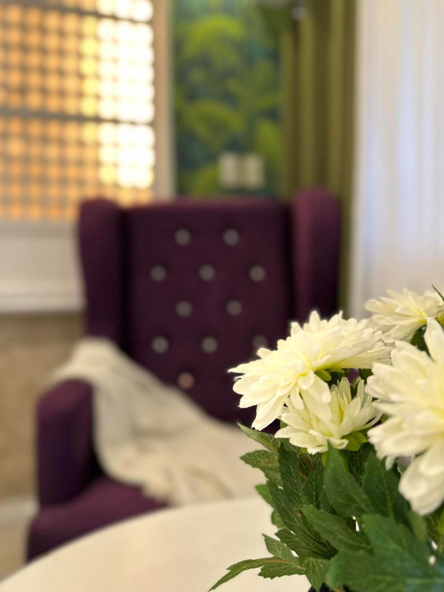 One Bedroom With Balcony By Christine Suites Ph In Greenbelt Radisson Makati City Buitenkant foto
