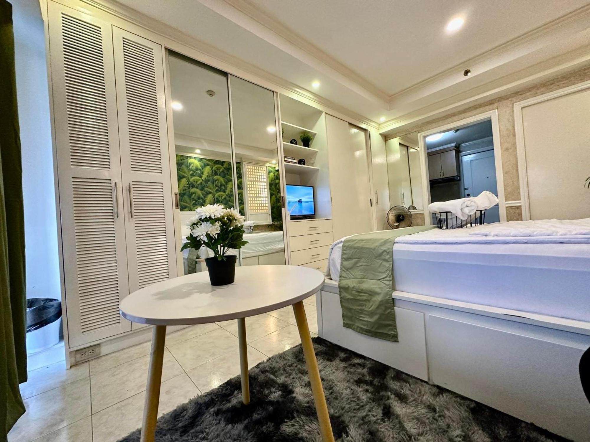 One Bedroom With Balcony By Christine Suites Ph In Greenbelt Radisson Makati City Buitenkant foto