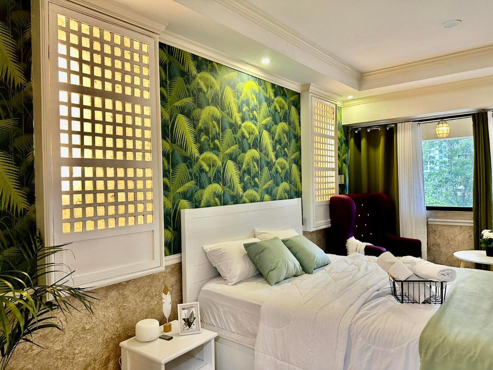 One Bedroom With Balcony By Christine Suites Ph In Greenbelt Radisson Makati City Buitenkant foto