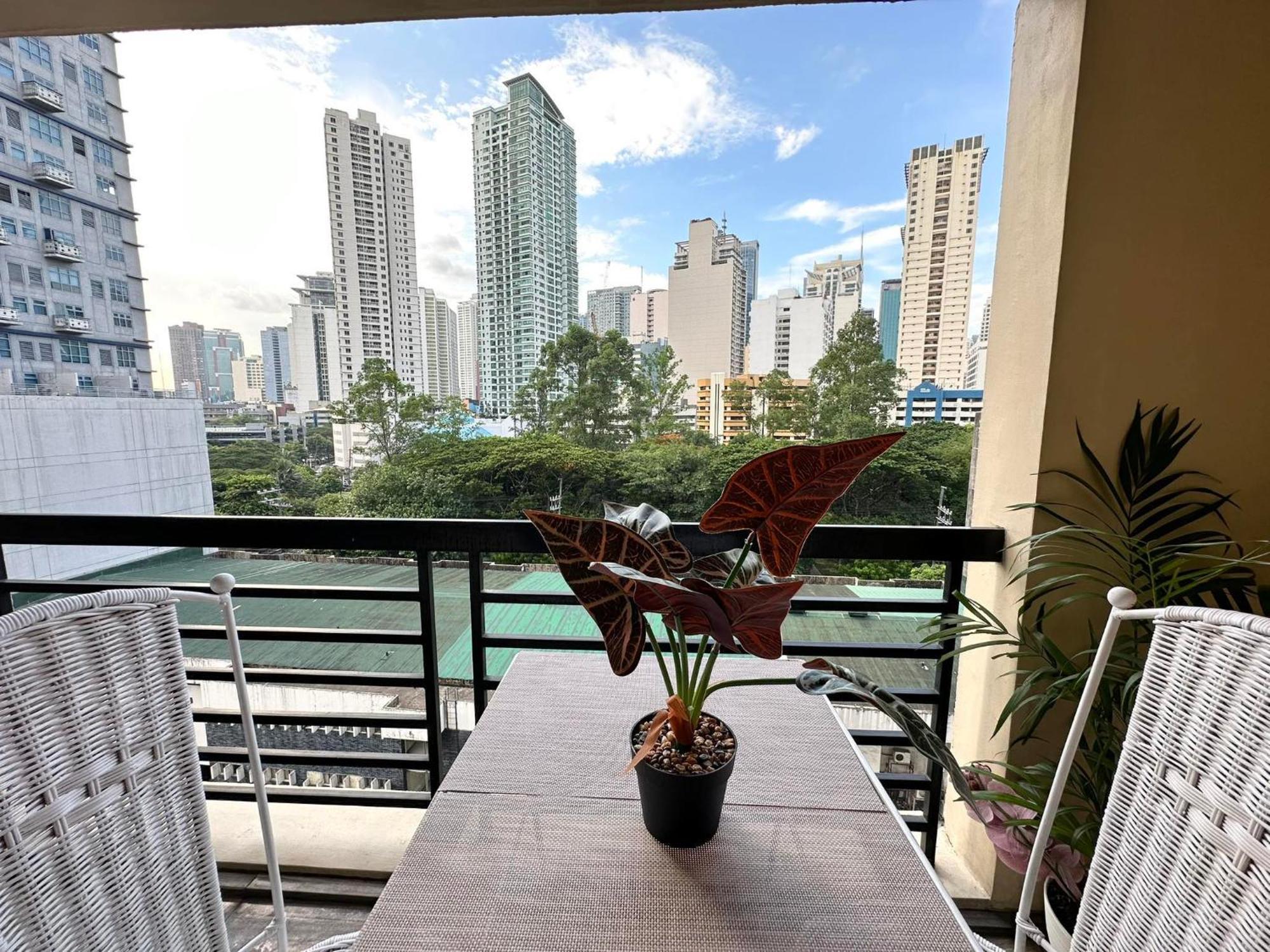 One Bedroom With Balcony By Christine Suites Ph In Greenbelt Radisson Makati City Buitenkant foto
