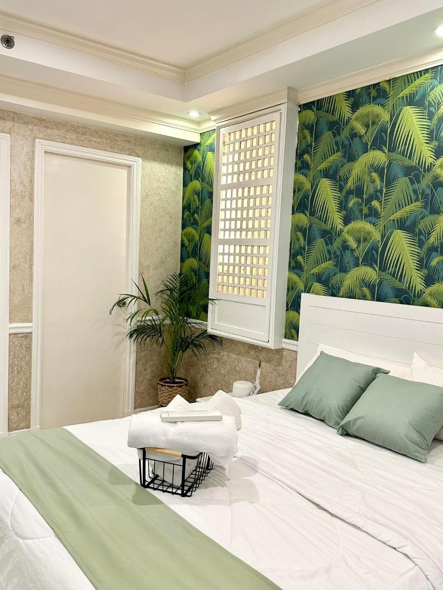 One Bedroom With Balcony By Christine Suites Ph In Greenbelt Radisson Makati City Buitenkant foto