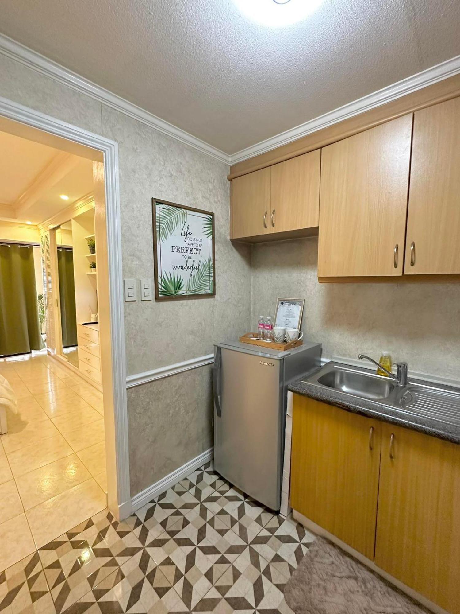 One Bedroom With Balcony By Christine Suites Ph In Greenbelt Radisson Makati City Buitenkant foto