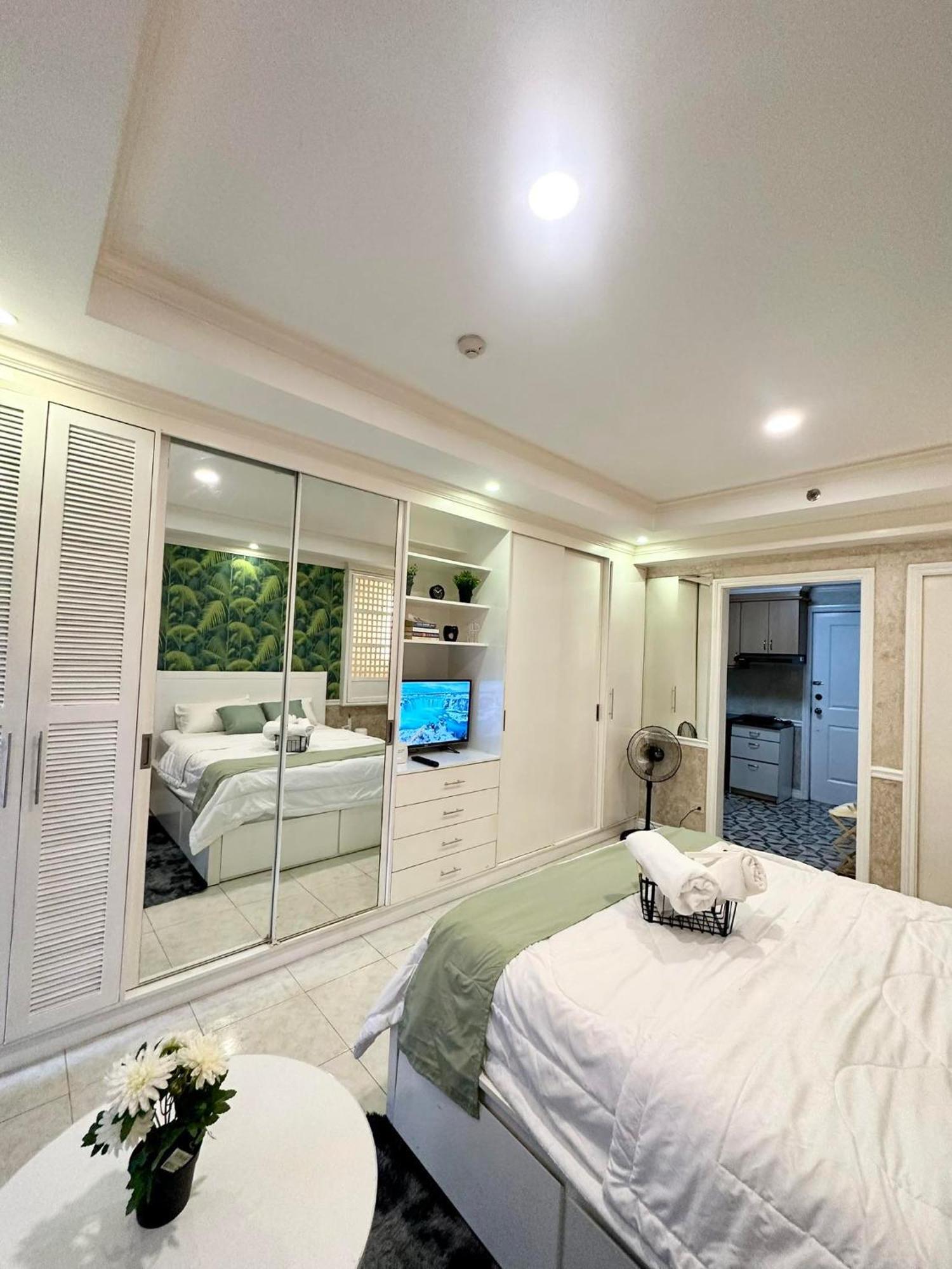 One Bedroom With Balcony By Christine Suites Ph In Greenbelt Radisson Makati City Buitenkant foto