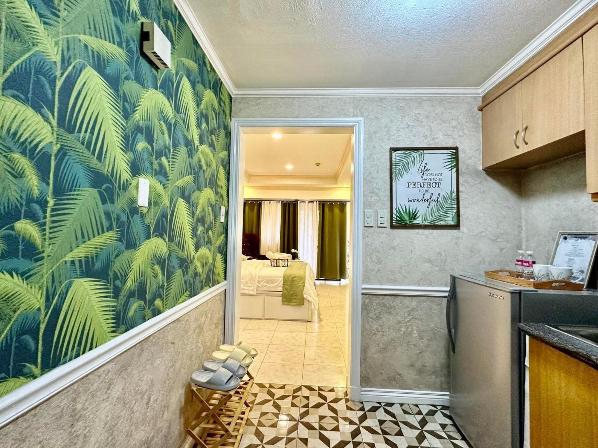 One Bedroom With Balcony By Christine Suites Ph In Greenbelt Radisson Makati City Buitenkant foto