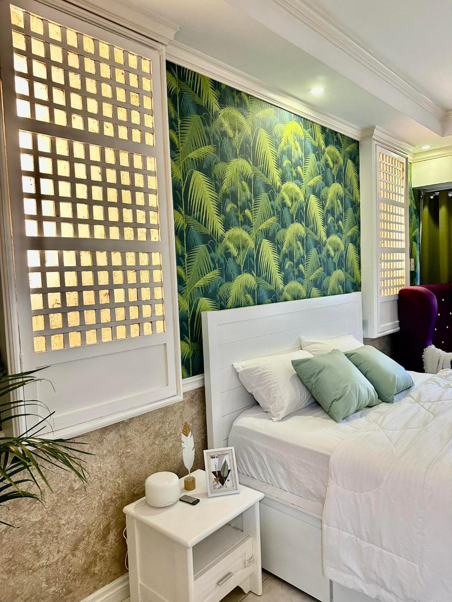 One Bedroom With Balcony By Christine Suites Ph In Greenbelt Radisson Makati City Buitenkant foto