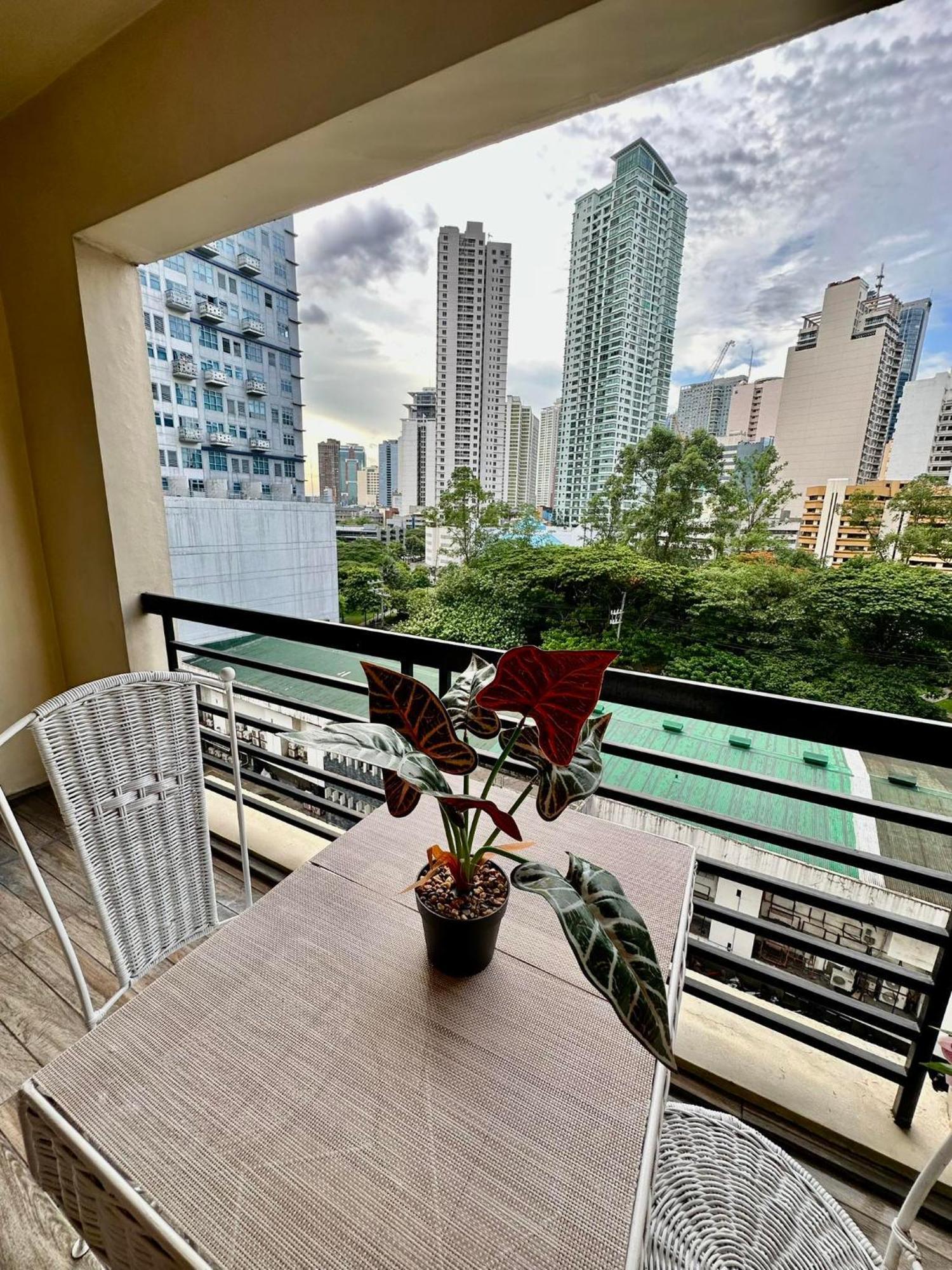 One Bedroom With Balcony By Christine Suites Ph In Greenbelt Radisson Makati City Buitenkant foto
