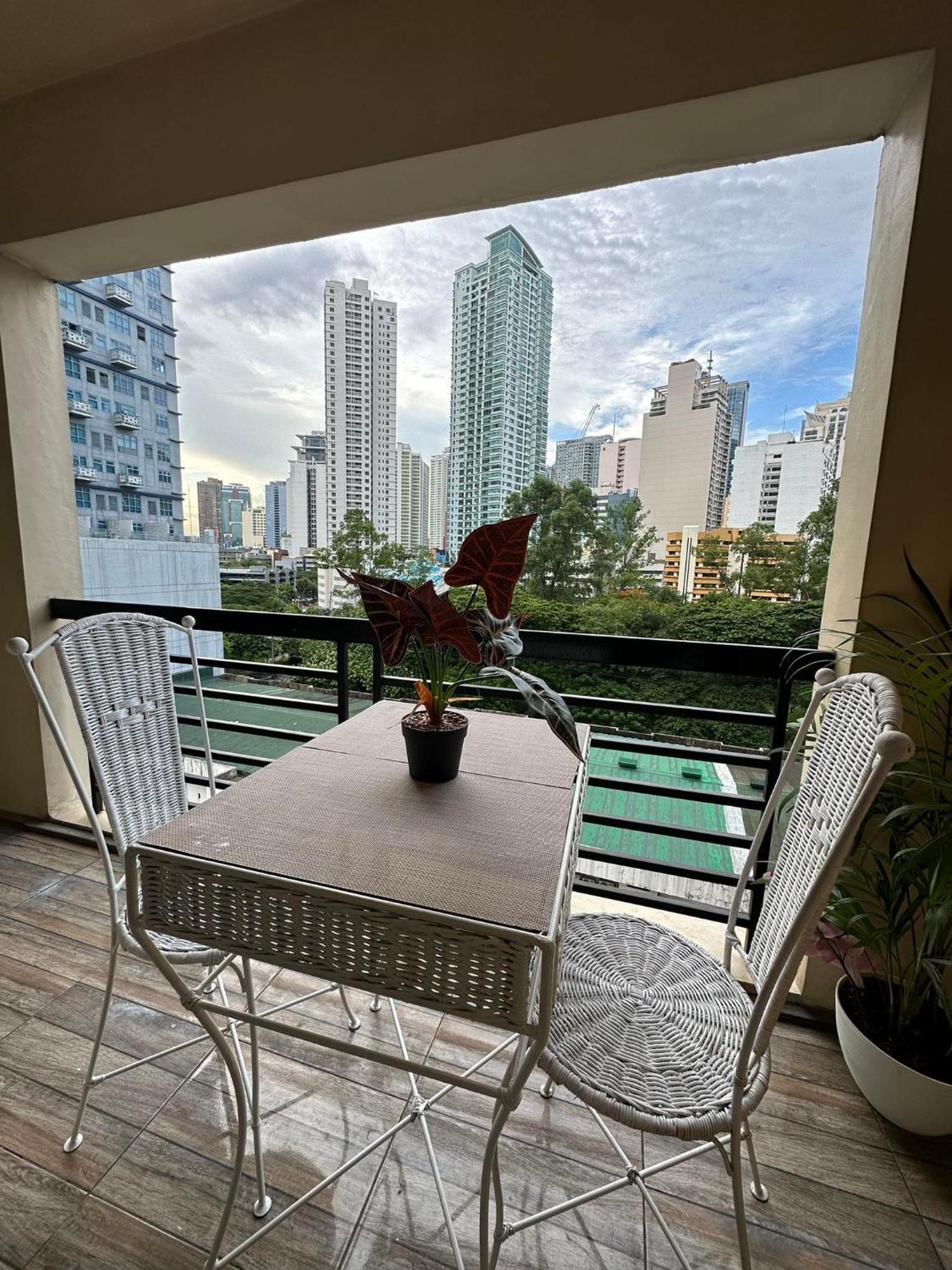 One Bedroom With Balcony By Christine Suites Ph In Greenbelt Radisson Makati City Buitenkant foto