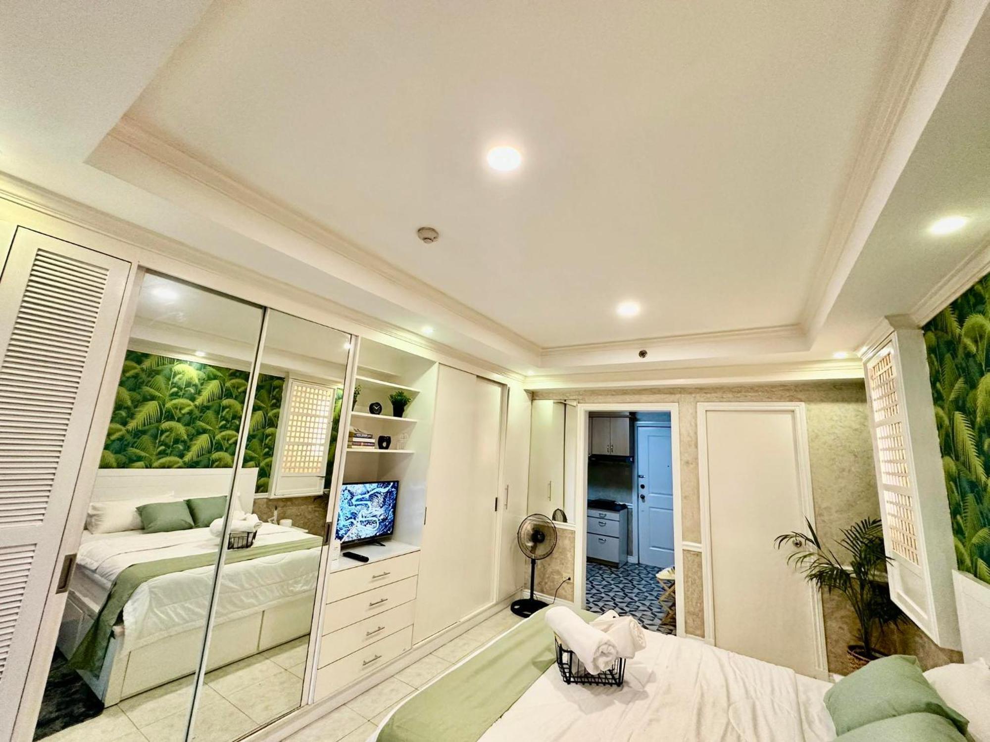 One Bedroom With Balcony By Christine Suites Ph In Greenbelt Radisson Makati City Buitenkant foto