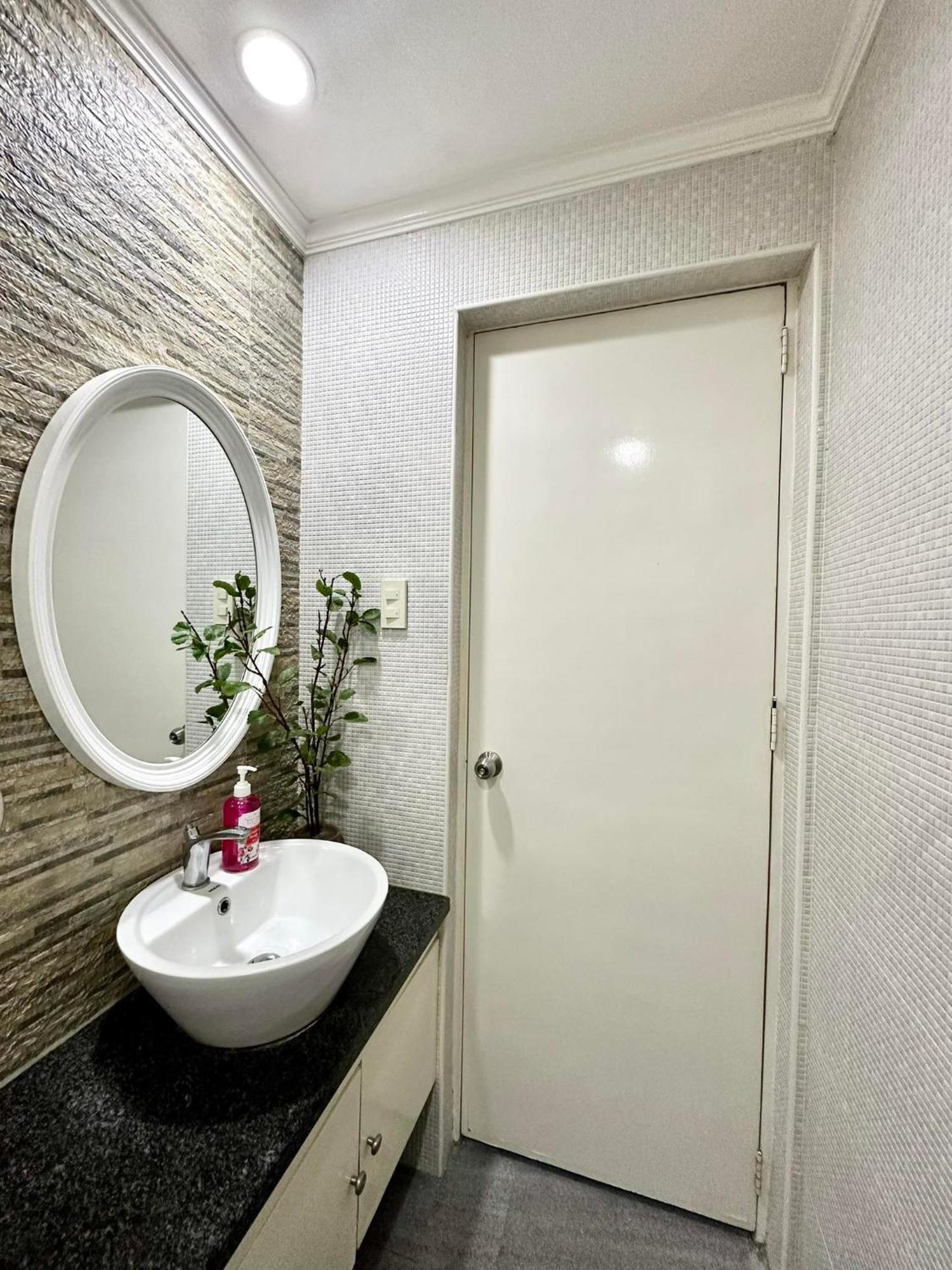 One Bedroom With Balcony By Christine Suites Ph In Greenbelt Radisson Makati City Buitenkant foto