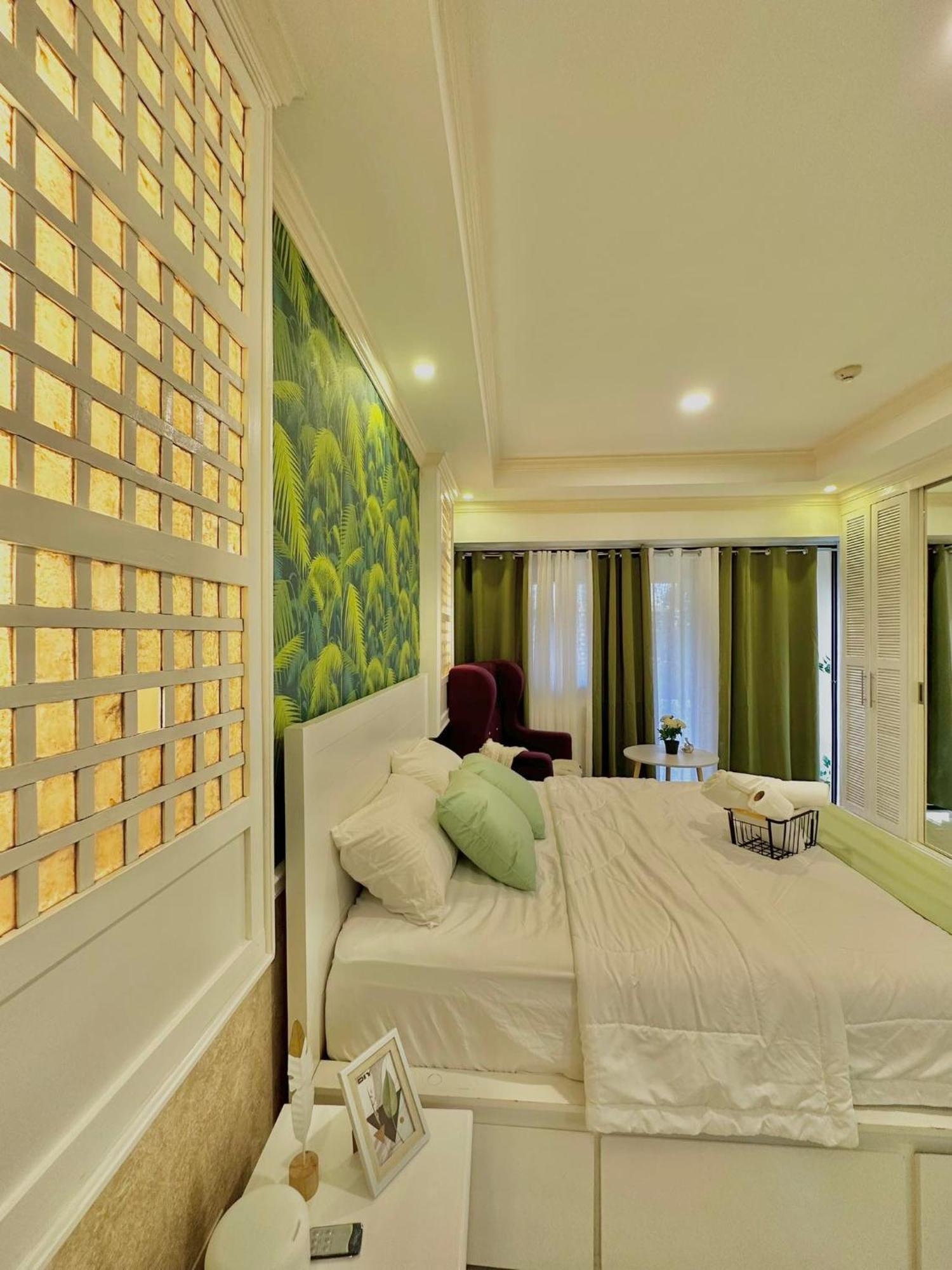One Bedroom With Balcony By Christine Suites Ph In Greenbelt Radisson Makati City Buitenkant foto