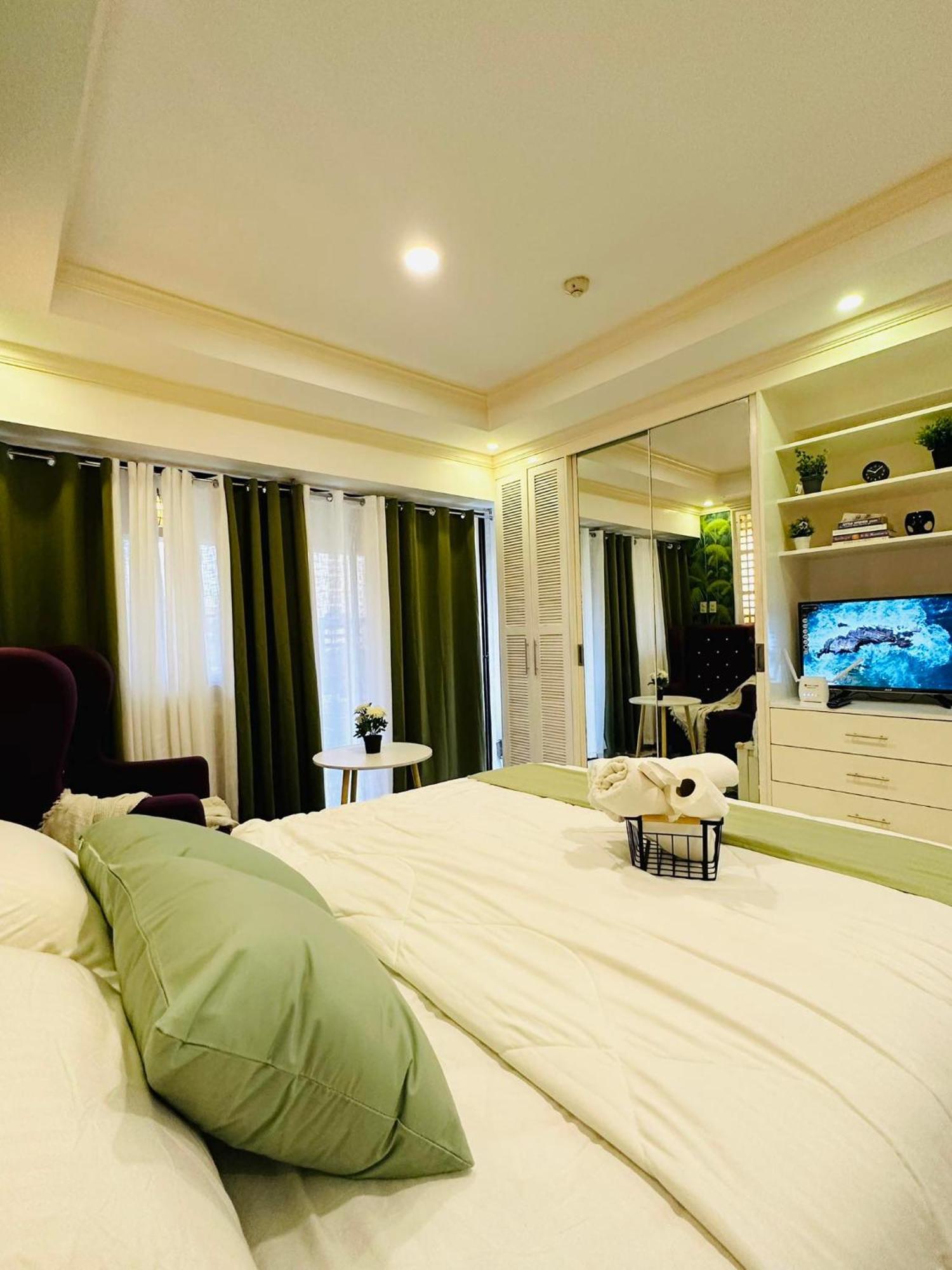 One Bedroom With Balcony By Christine Suites Ph In Greenbelt Radisson Makati City Buitenkant foto
