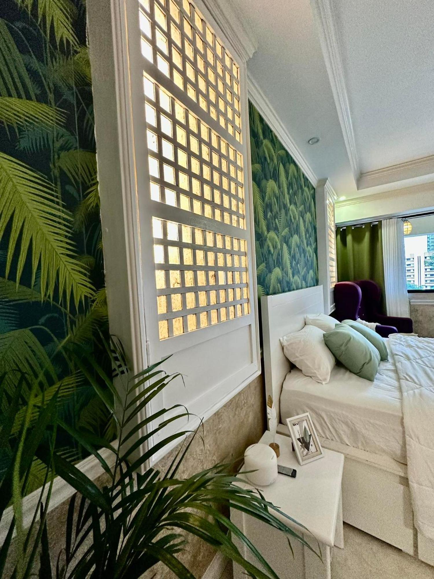 One Bedroom With Balcony By Christine Suites Ph In Greenbelt Radisson Makati City Buitenkant foto